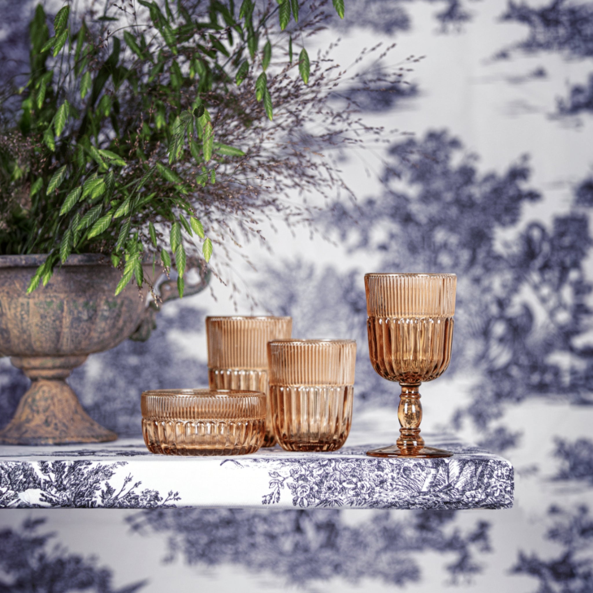 Gläser-Kollektion Qualcosa d'Antico in Amber von Livellara, mundgeblasen und elegant gestaltet.