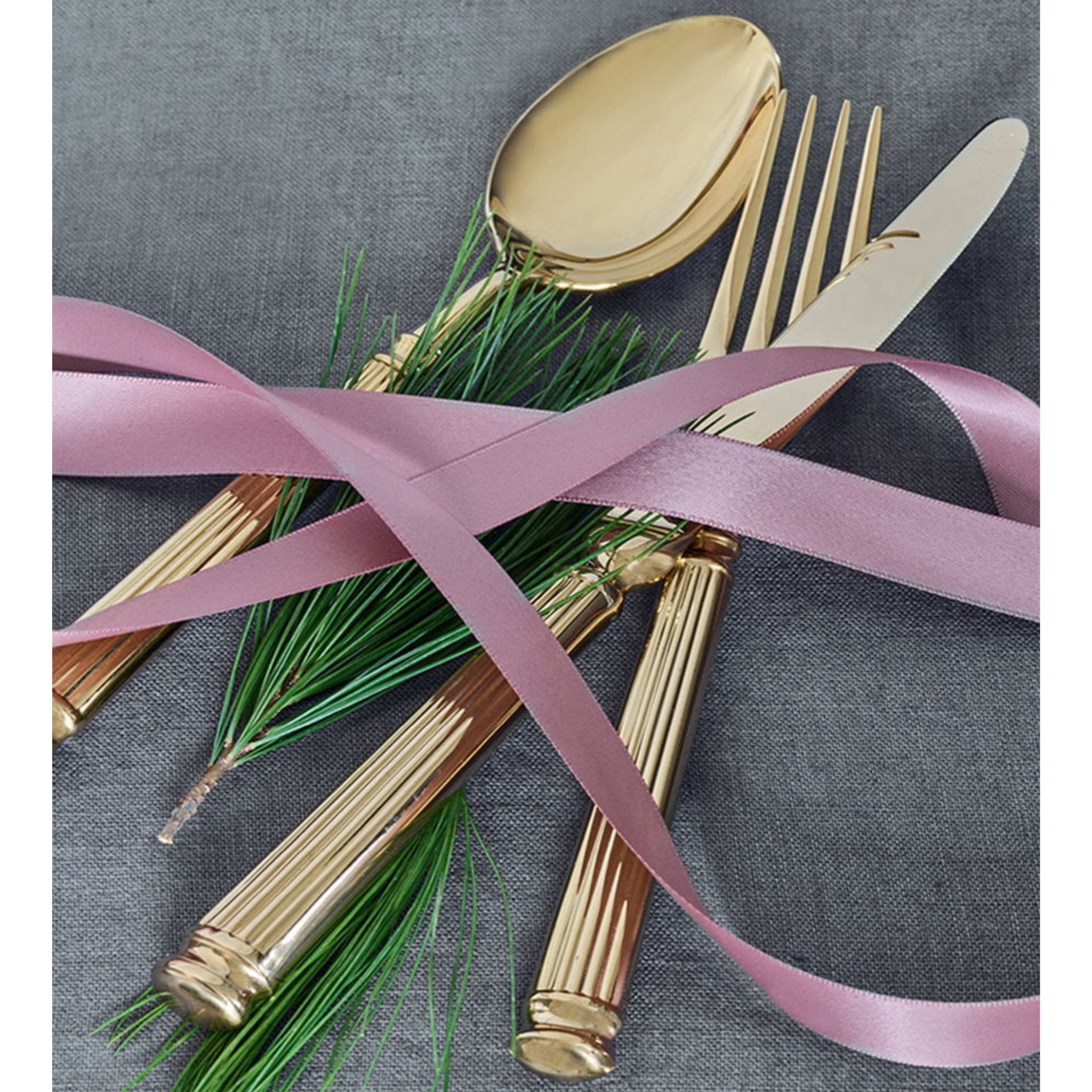 Elegantes Goldbesteck von GreenGate, hochwertig verarbeitet und stilvoll designt.