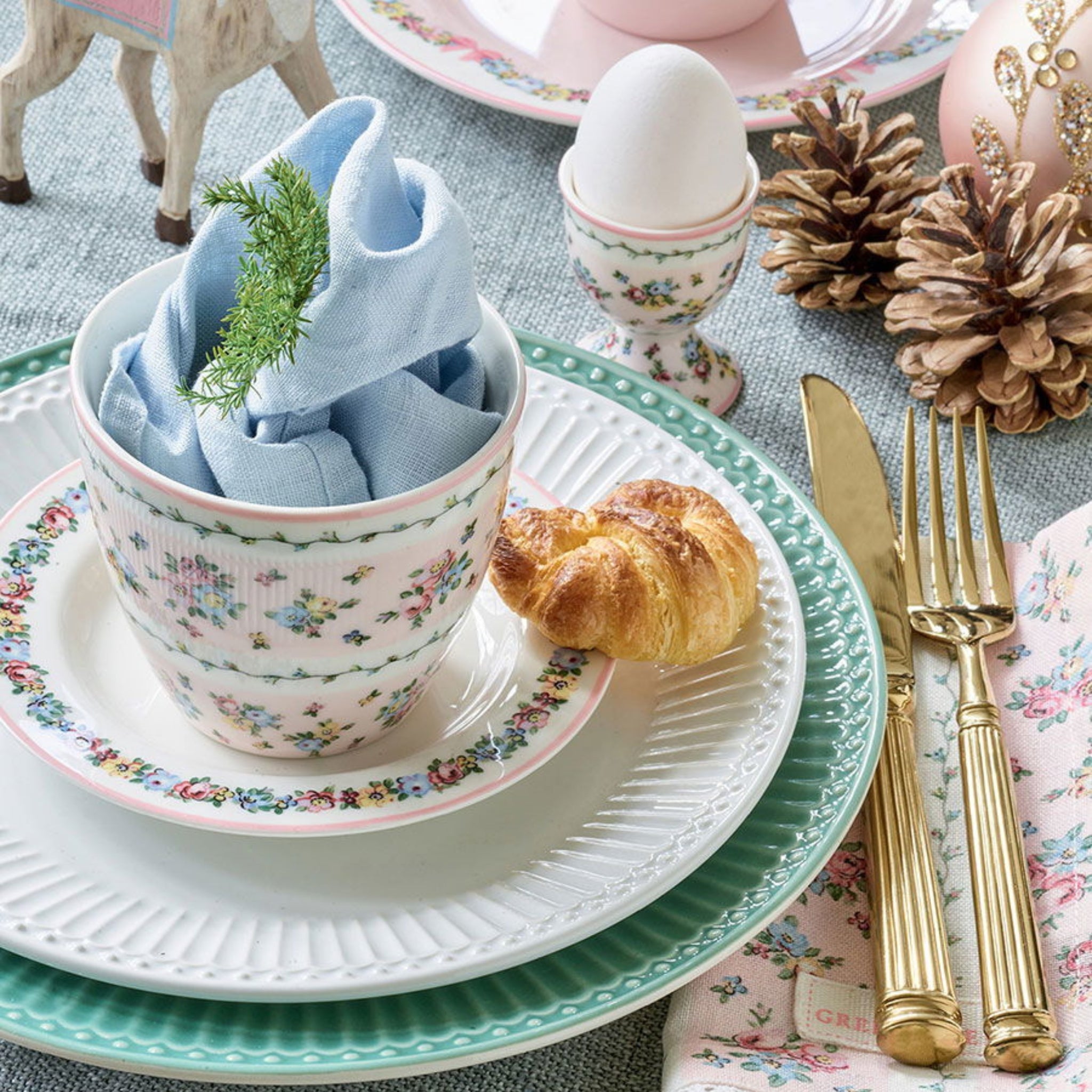 Goldbesteck von GreenGate, bestehend aus Messer und Gabel, elegant und hochwertig verarbeitet.