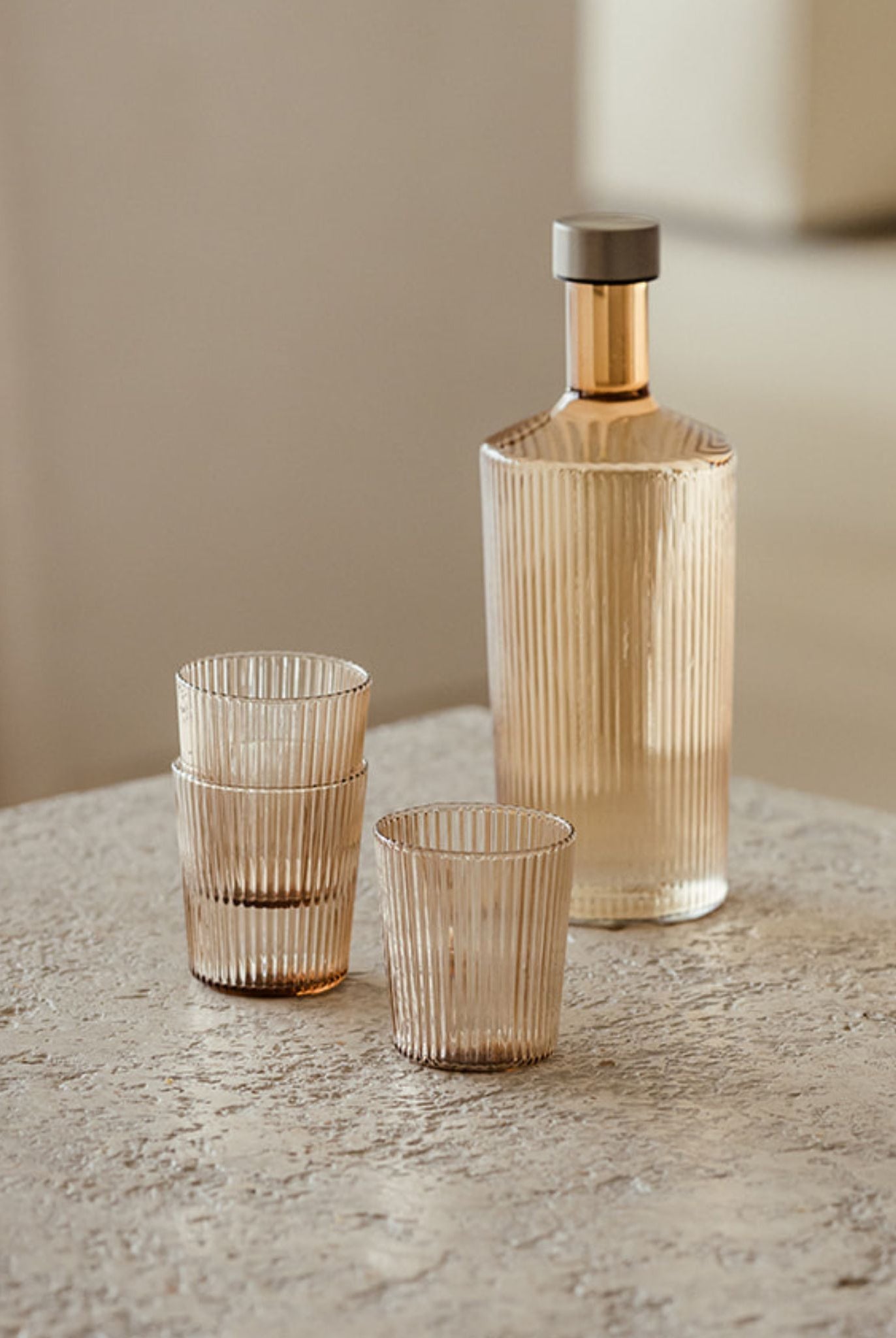 Paveau Wasserflasche mokka aus Glas mit Rillenriliefmuster von Paveau