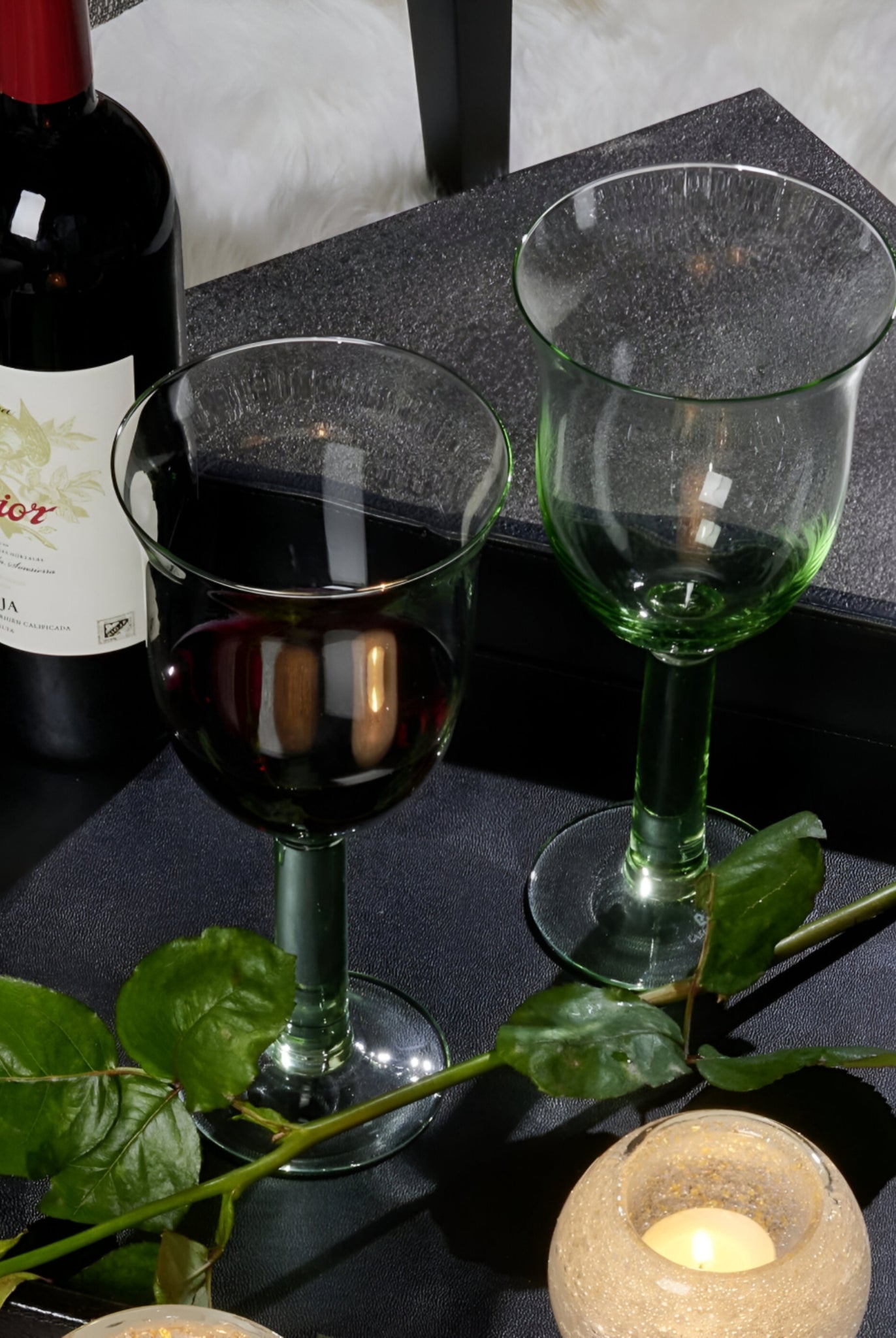 Hellgrüne Rotweingläser Corsica von Lambert, gefüllt mit Rotwein