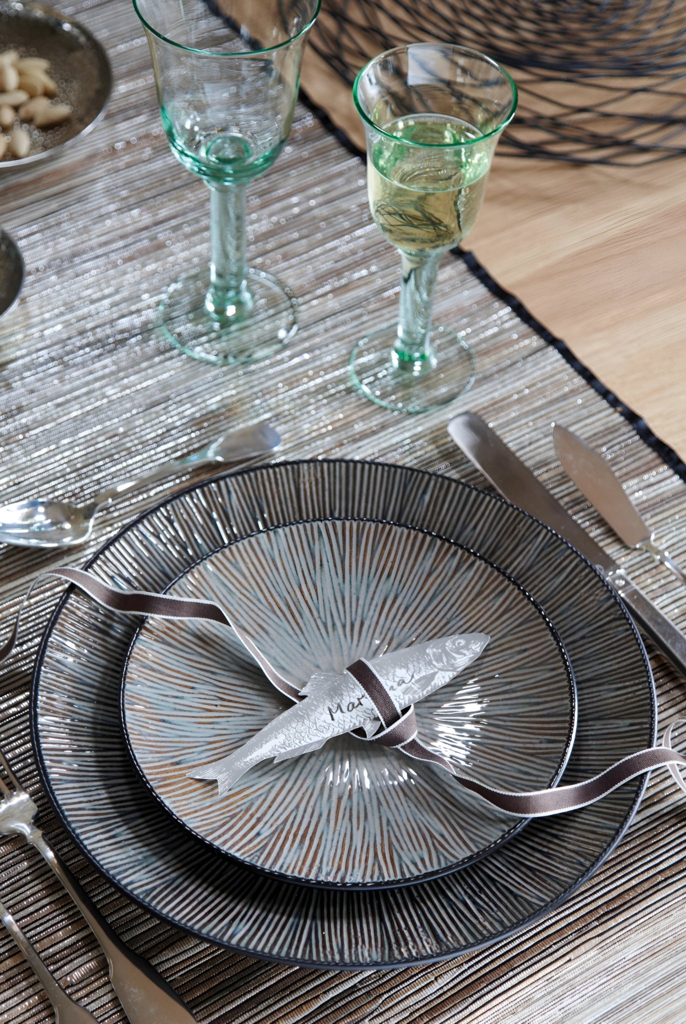 Hellgrüne Rotweinglas und Weißweinglas Corsica von Lambert auf einem elegant gedeckten Esstisch.