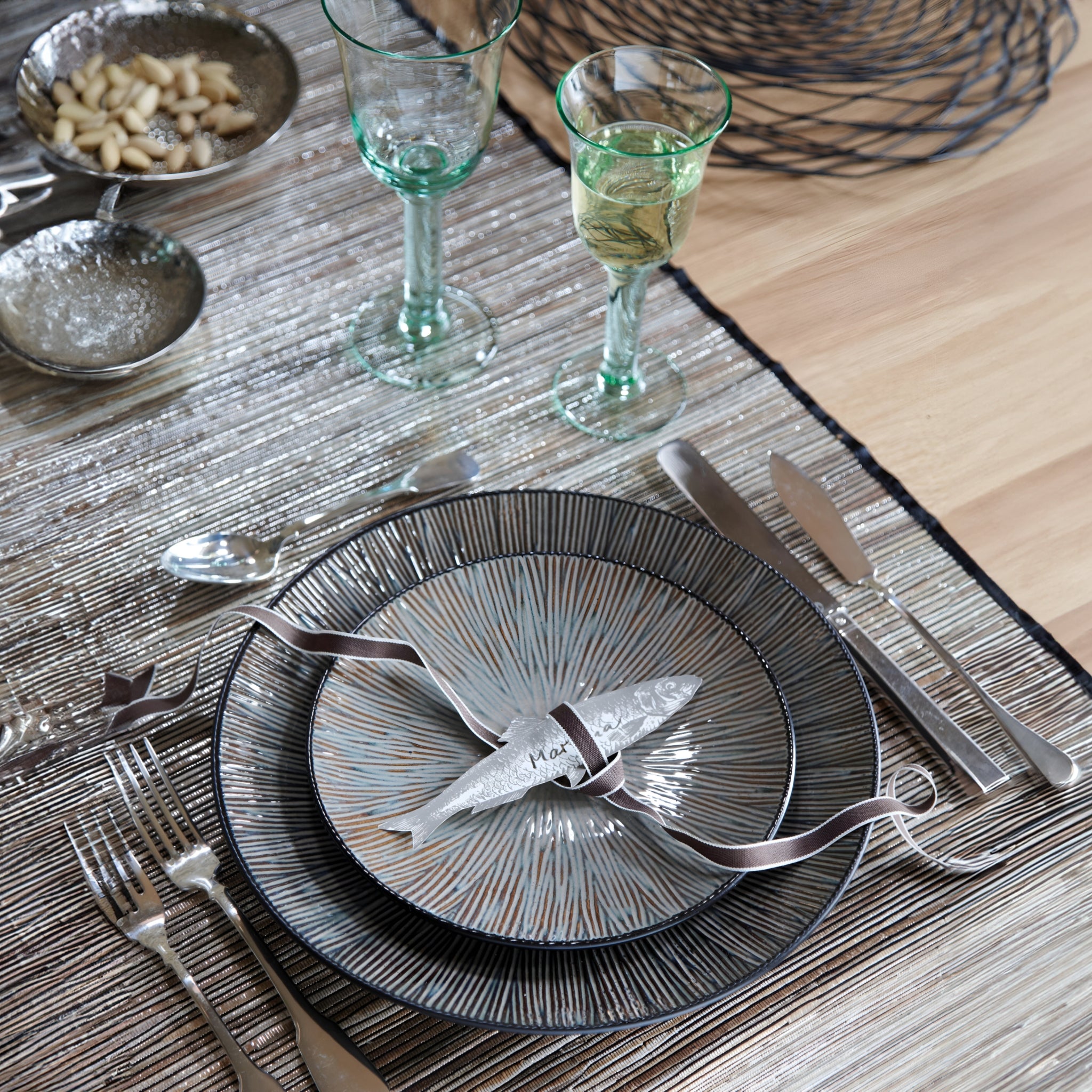 Hellgrüne Rotweinglas und Weißweinglas Corsica von Lambert auf einem elegant gedeckten Esstisch.