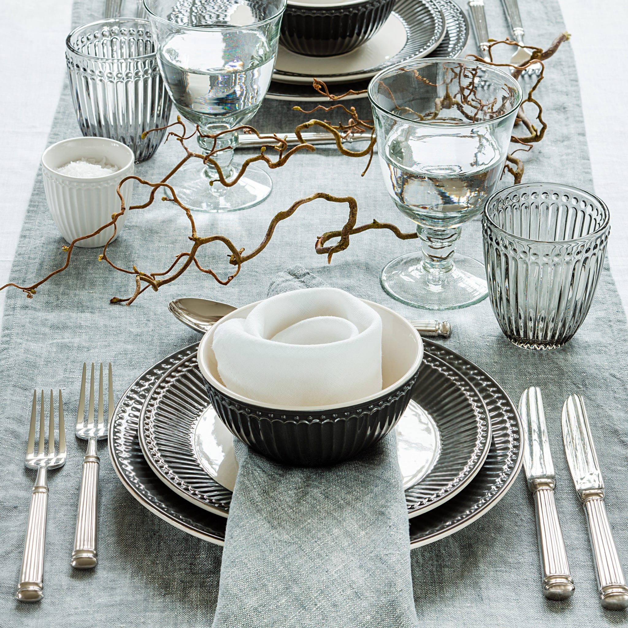 Silberbesteck von GreenGate auf einem elegant gedeckten Esstisch, hochwertig verarbeitet und stilvoll präsentiert.