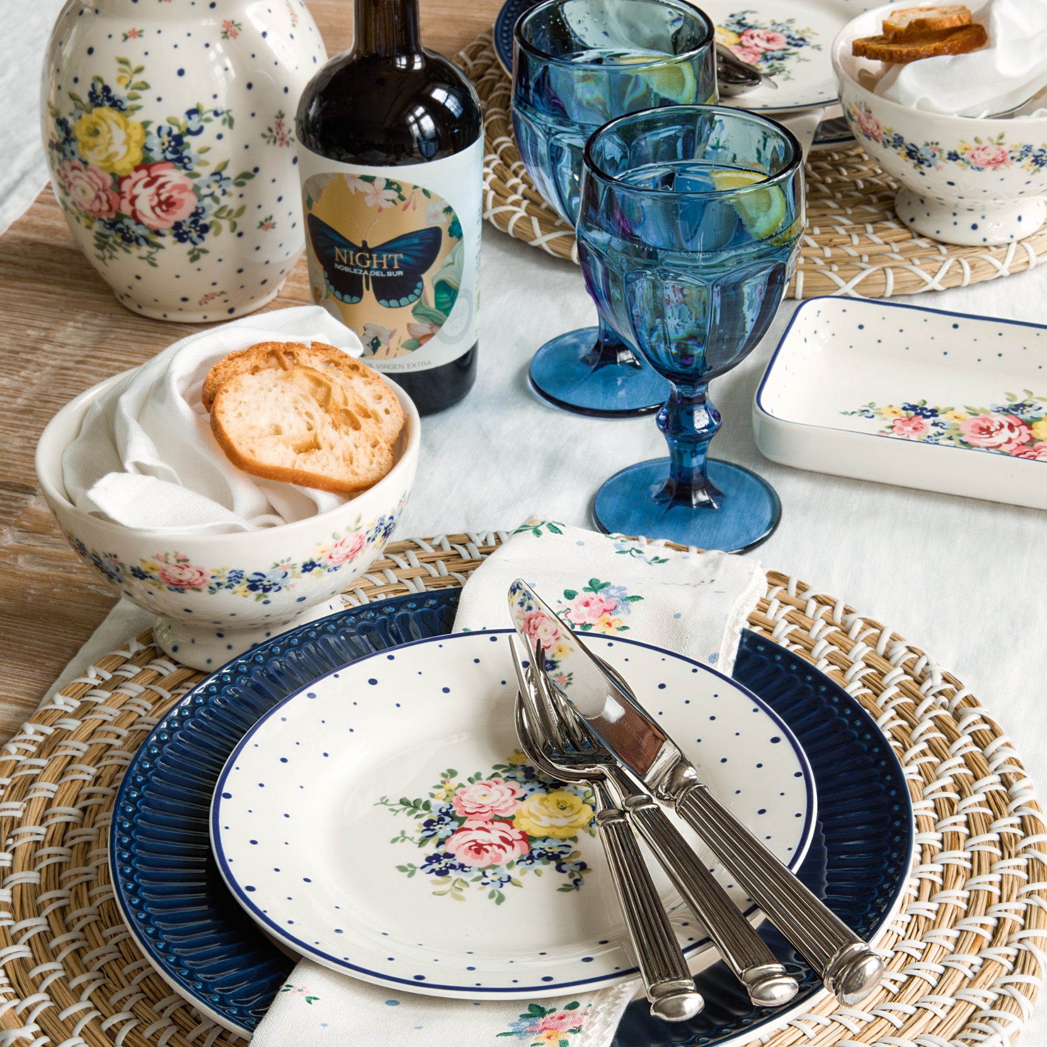 Silberbesteck von GreenGate, bestehend aus Messer, Gabel und Löffel, hochwertig verarbeitet und stilvoll designt.