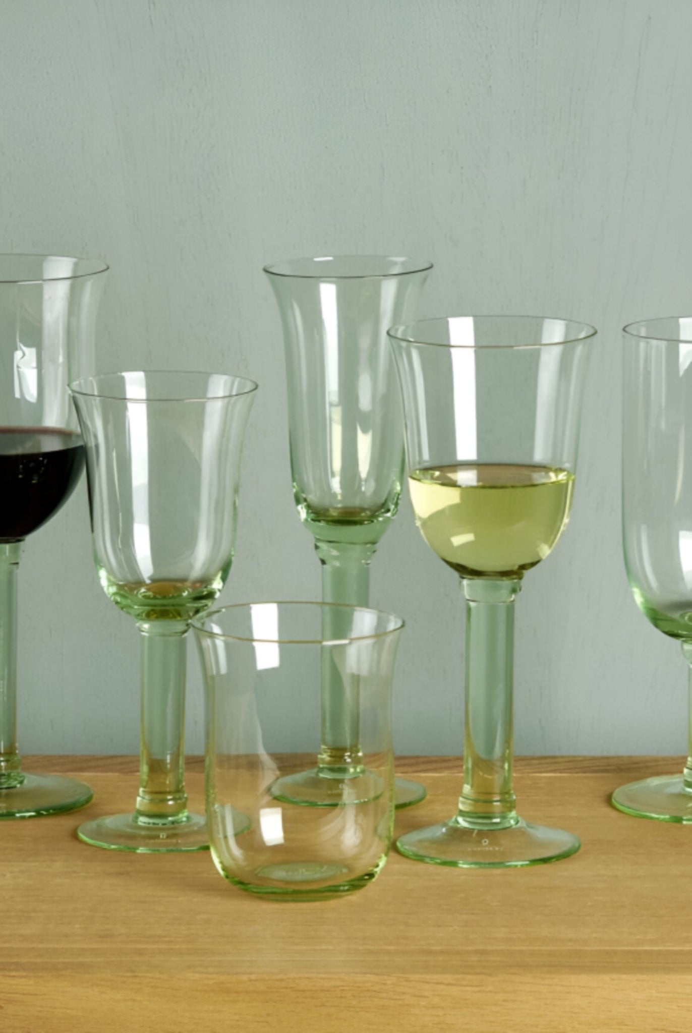 Hellgrüne Stielgläser Corsica von Lambert, mundgeblasen und elegant gestaltet.