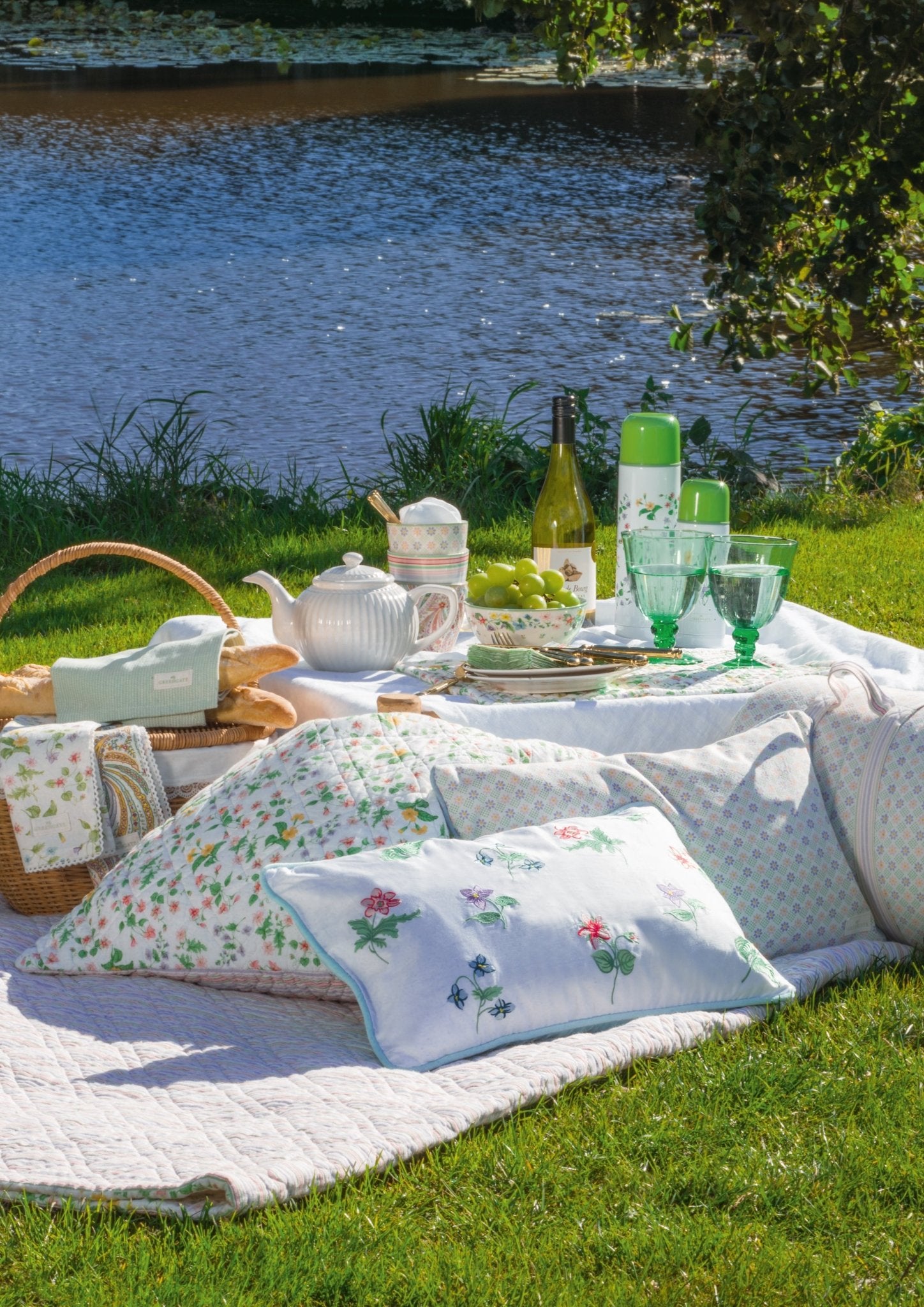 Weingläser GreenGate in grün mit Wasser auf einem Picknicktisch auf einer Wiese am Wasser