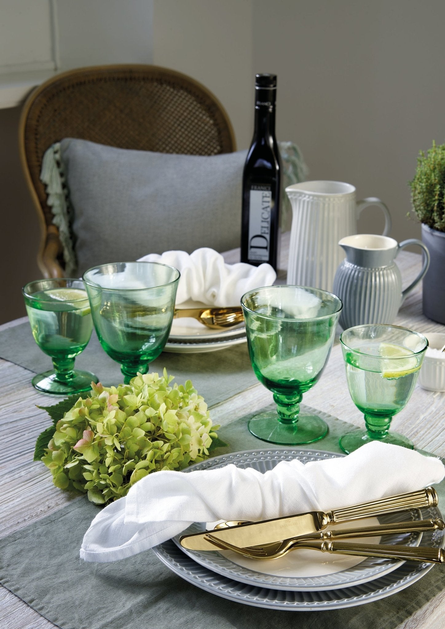 Weingläser GreenGate grün auf einem festlich gedeckten Esstisch