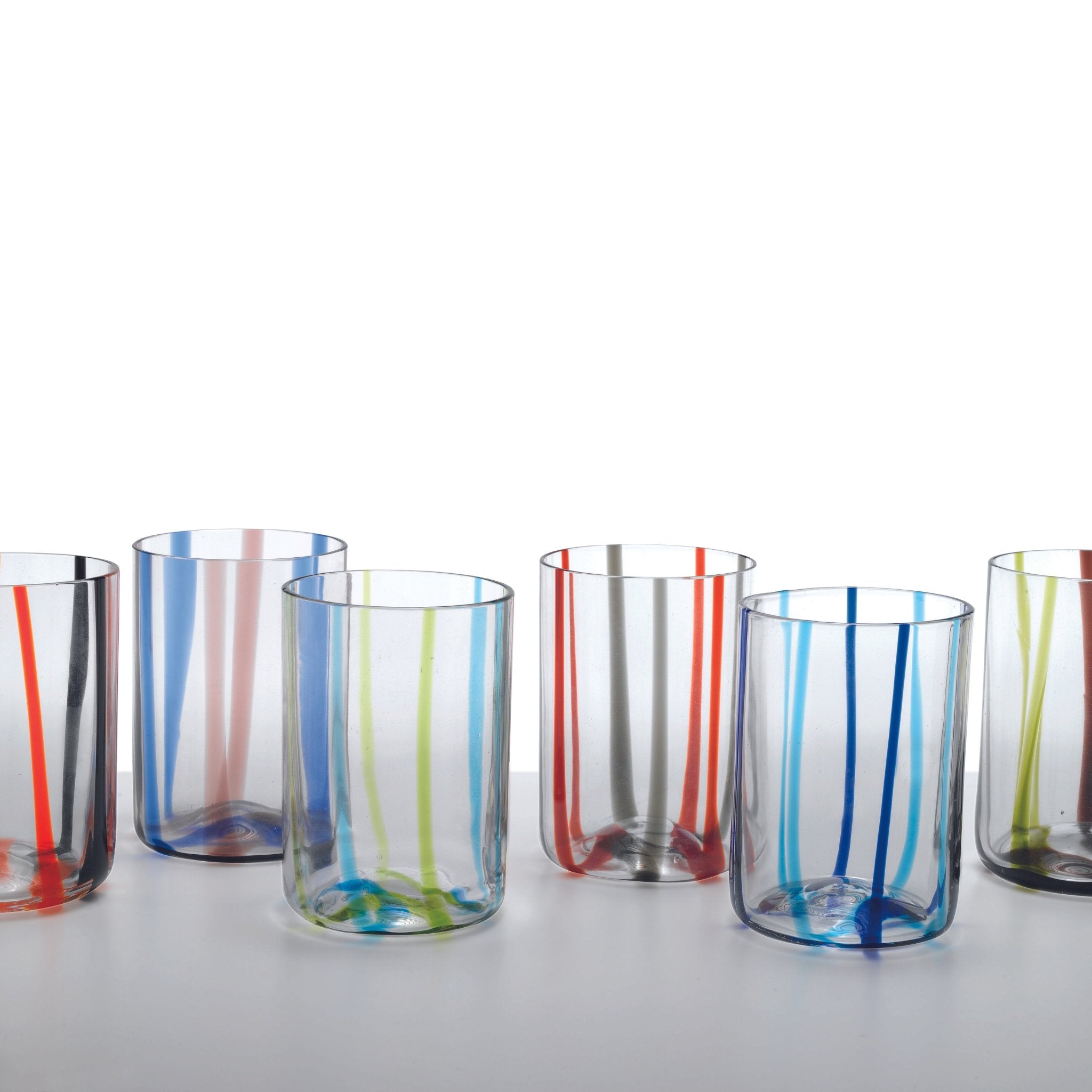 Trinkgläser transparent mit bunten Linien