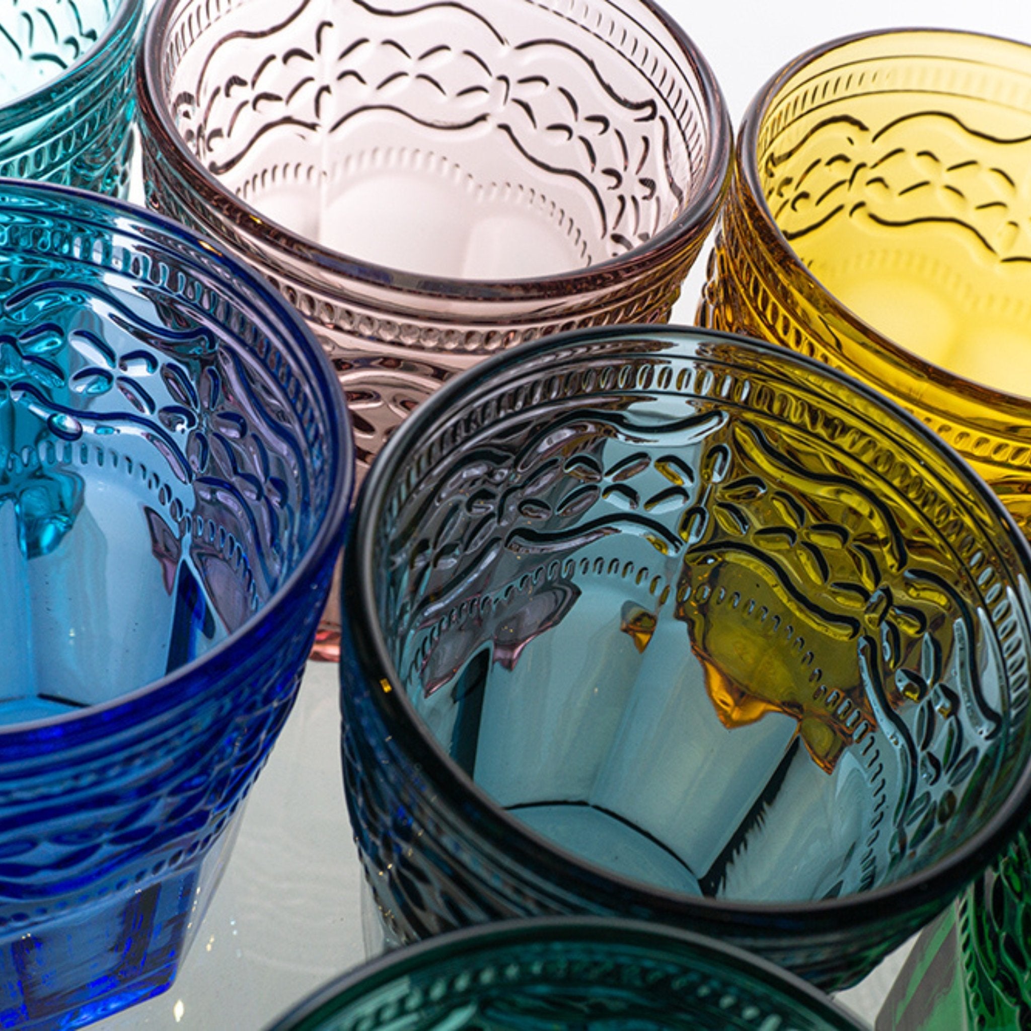 Nahaufnahme bunte handgefertigte Trinkgläser Aqua Venezia mit Wellenmuster von italB.