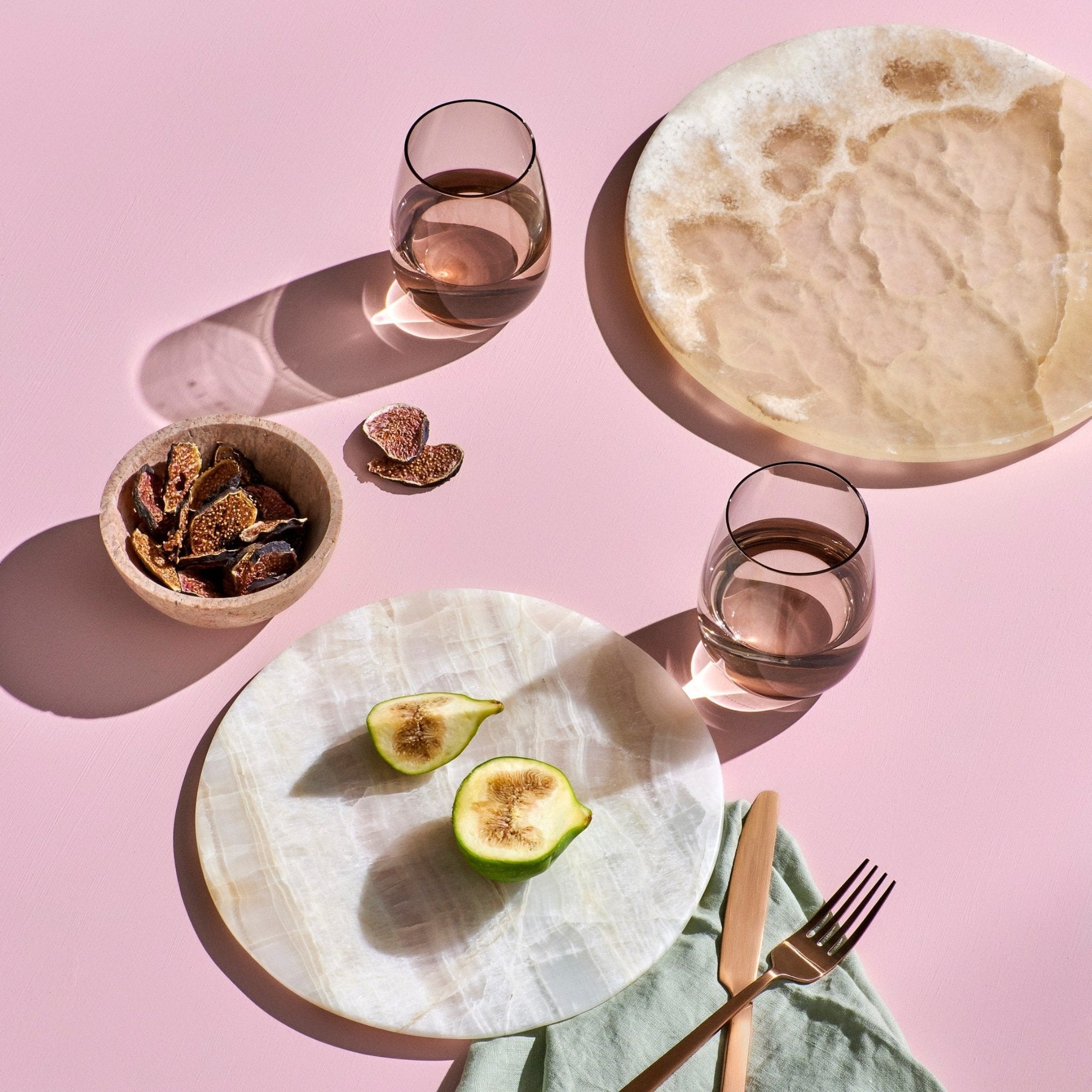 Trinkgläser in transparent, caramel mit Wasser gefüllt auf einem gedeckten Tisch stehend