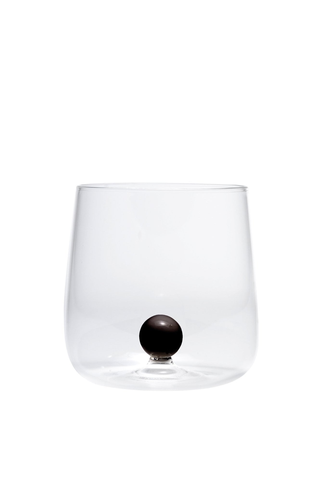 Trinkglas transparent mit schwarzer Murmel im Inneren