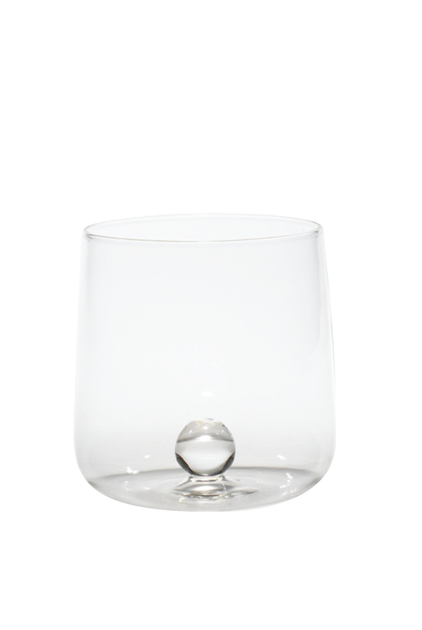 Trinkglas transparent mit transparenter Murmel im Inneren