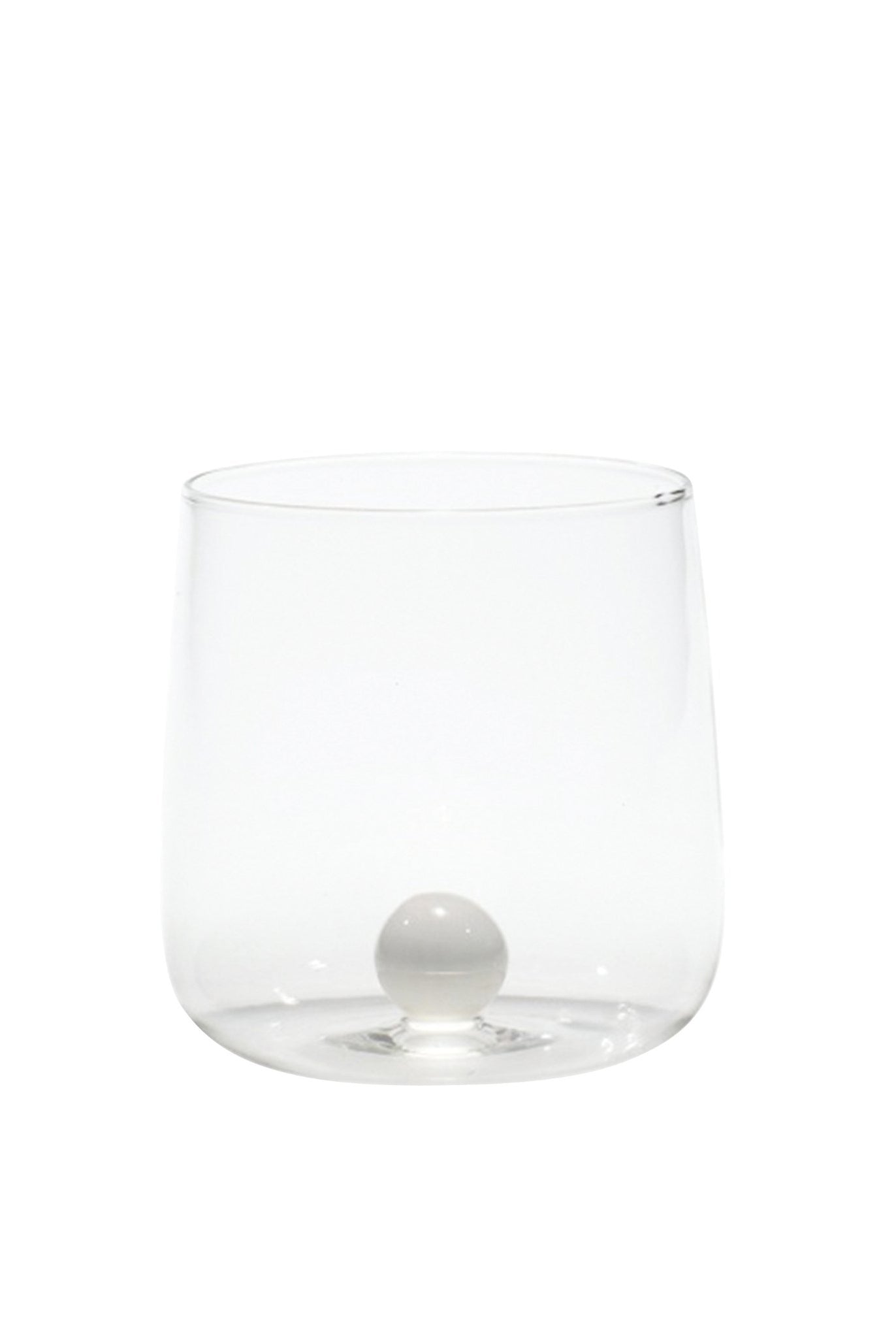 Trinkglas transparent mit weißer Murmel im Inneren