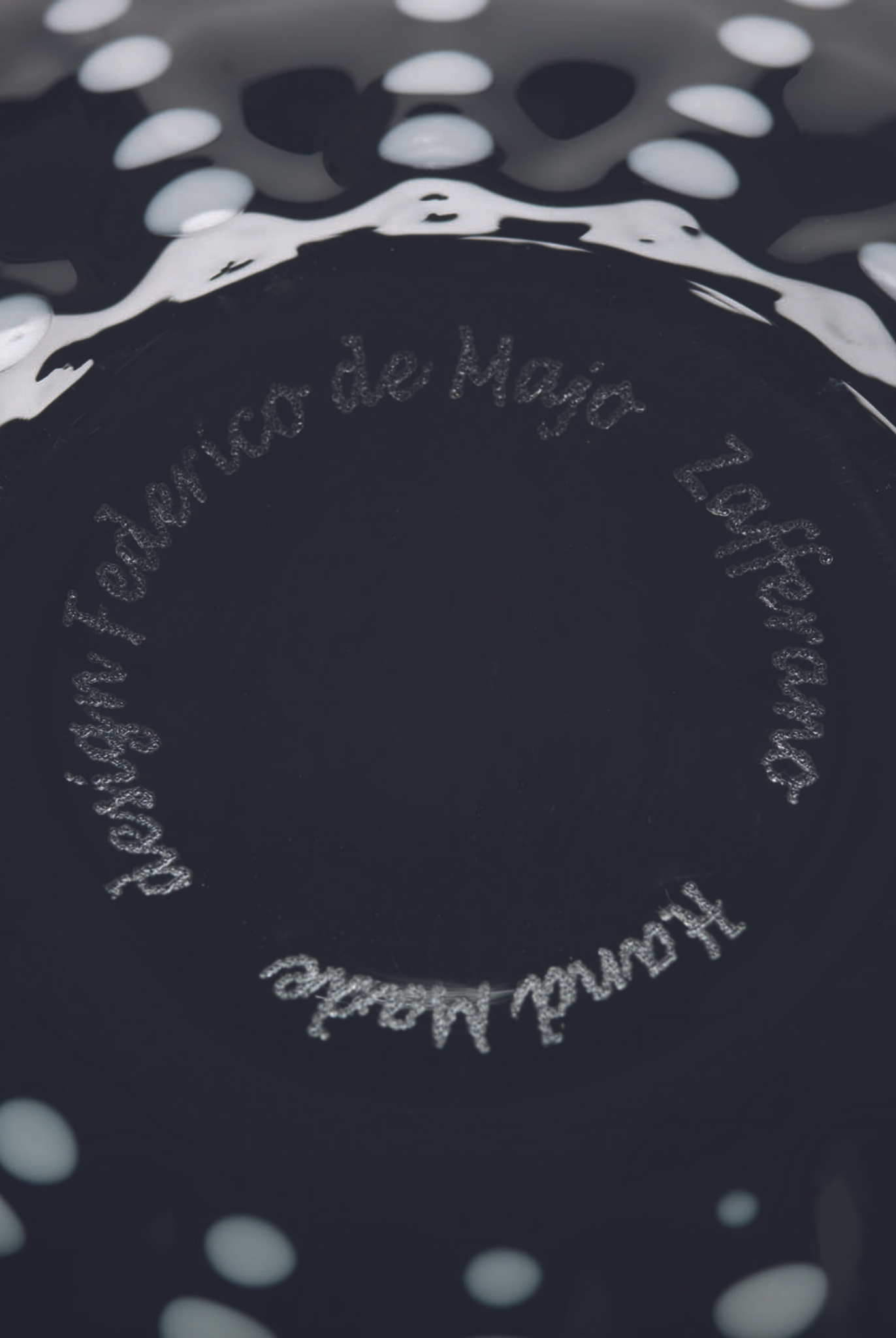 Trinkglas mit weißen Perlen in Farbe schwarz mit Gravur am Glasboden