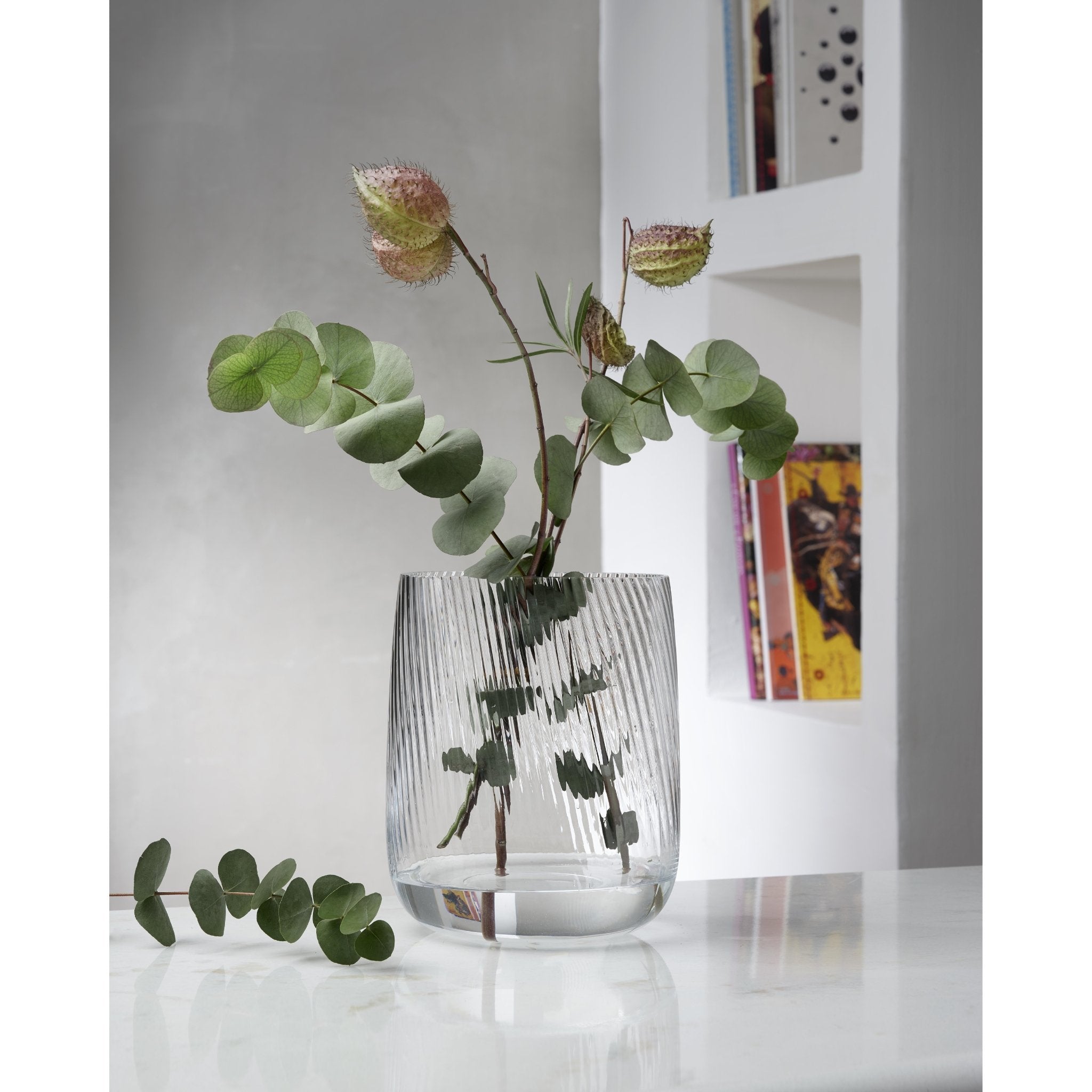 Vase Opti transparent mit Riffelmuster von NUDE