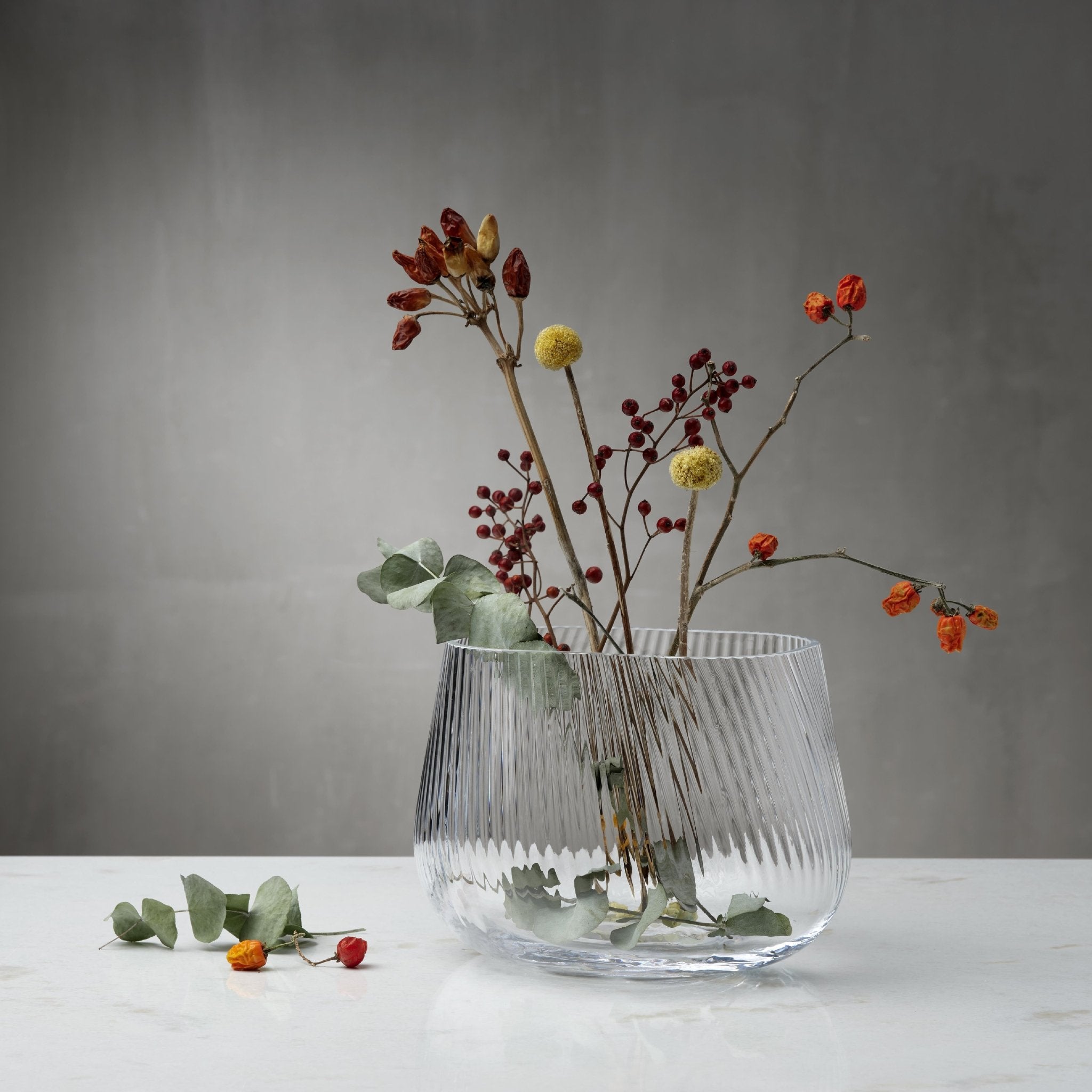 Vase Opti transparent mit Riffelmuster von NUDE