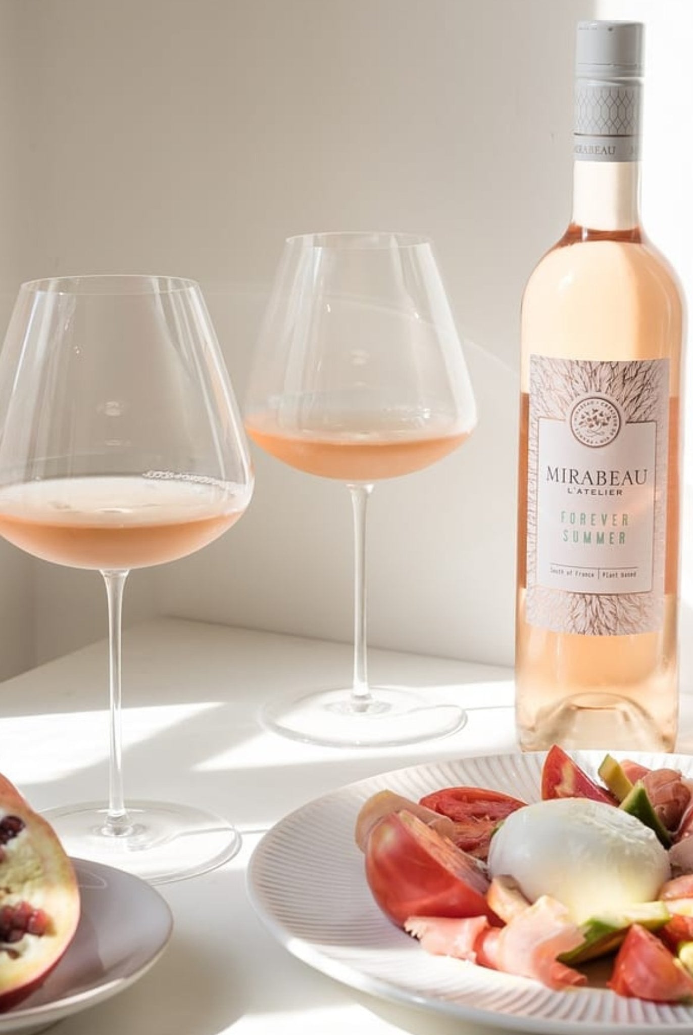 Weißweingläser mit Rosé befüllt