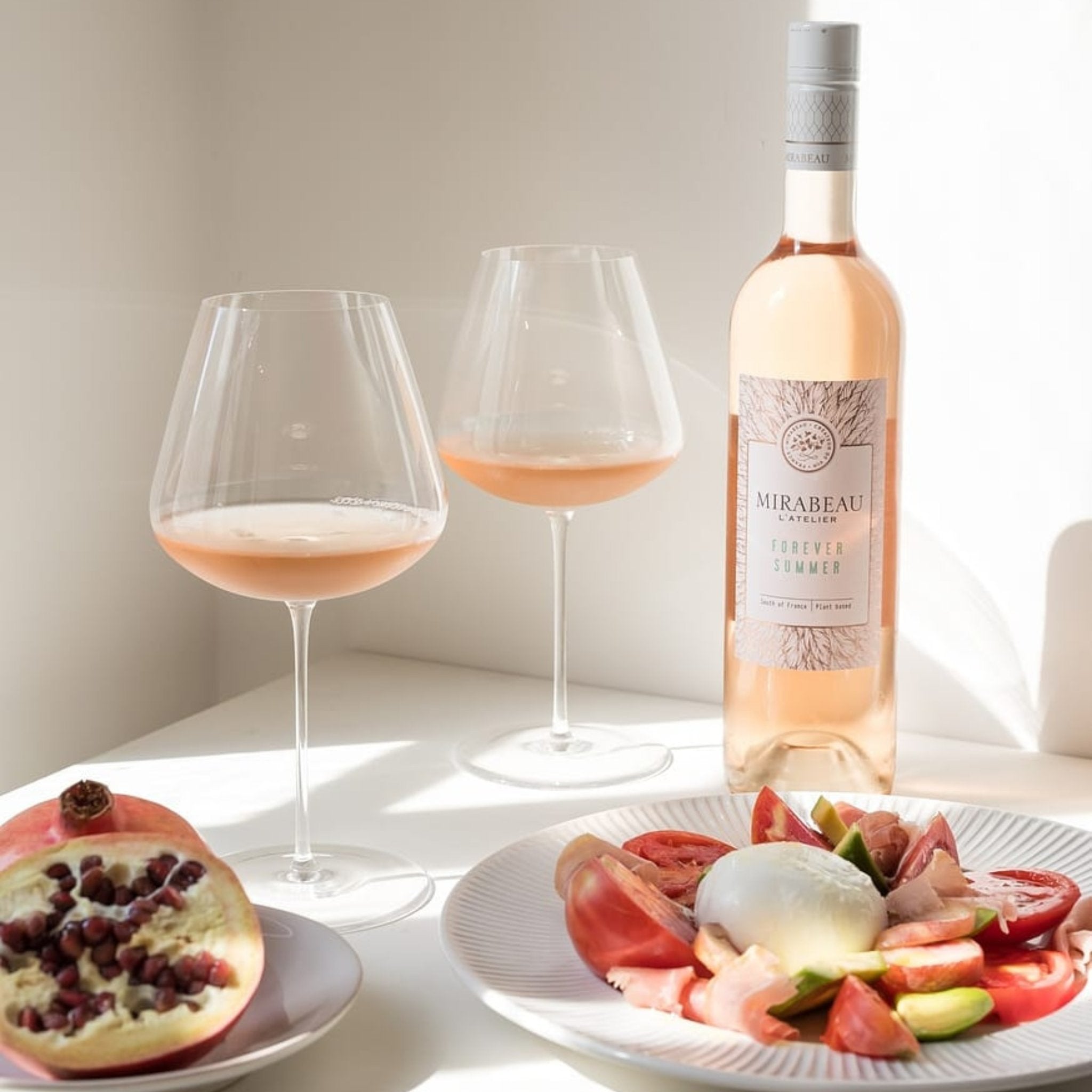 Weißweingläser mit Rosé befüllt