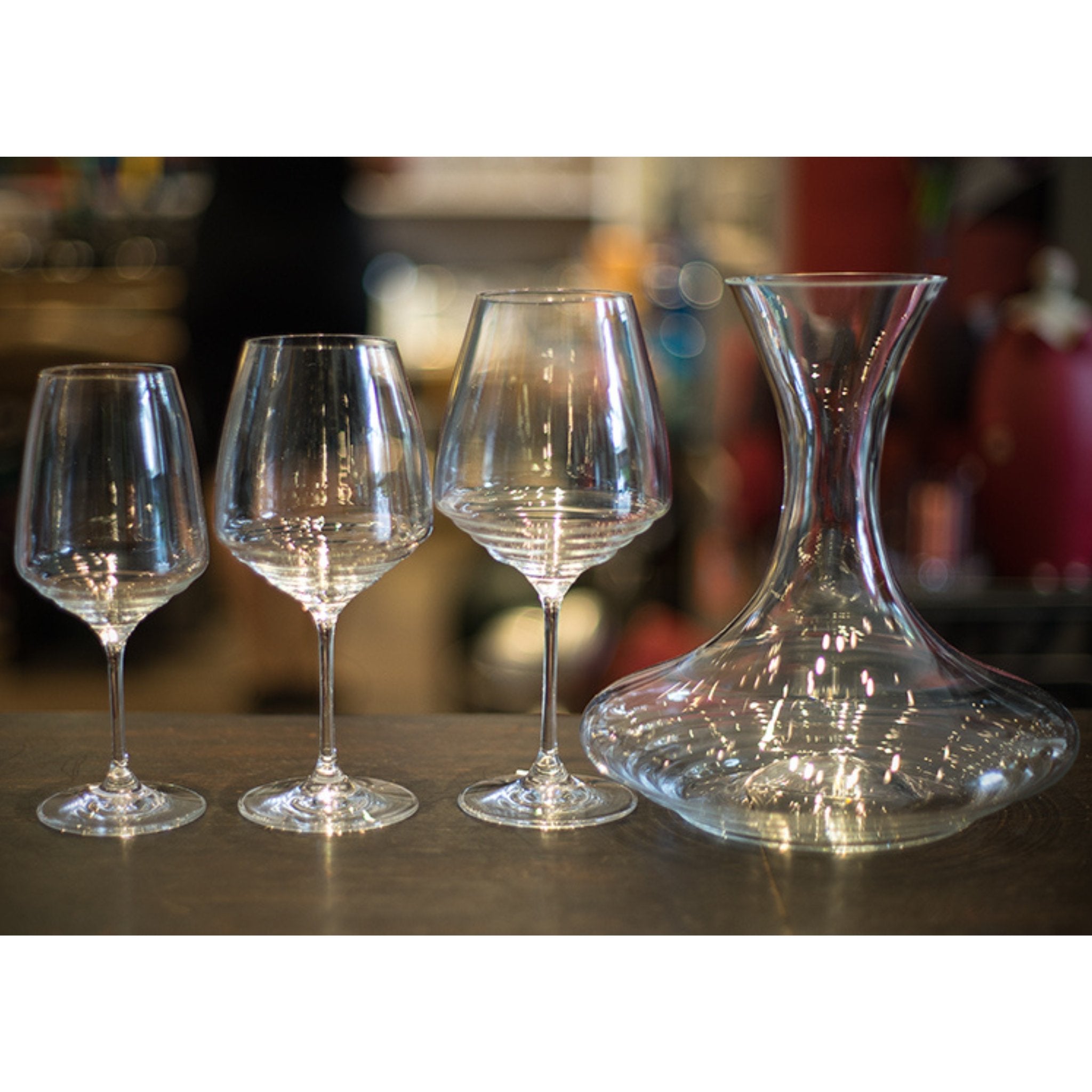 Weißweingläser Farbe transparent mit Wellen im Boden vom Glas in drei Größen