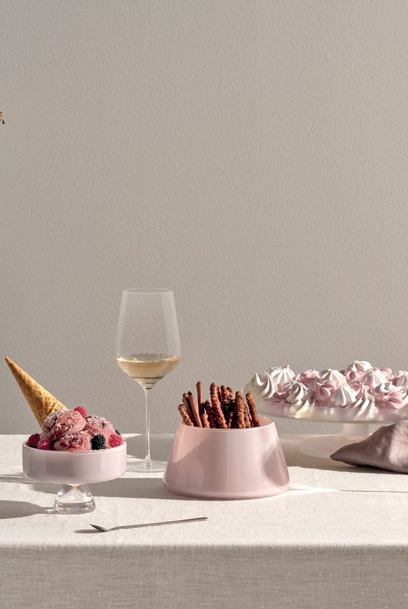 Stielgläser auf gedecktem Esstisch