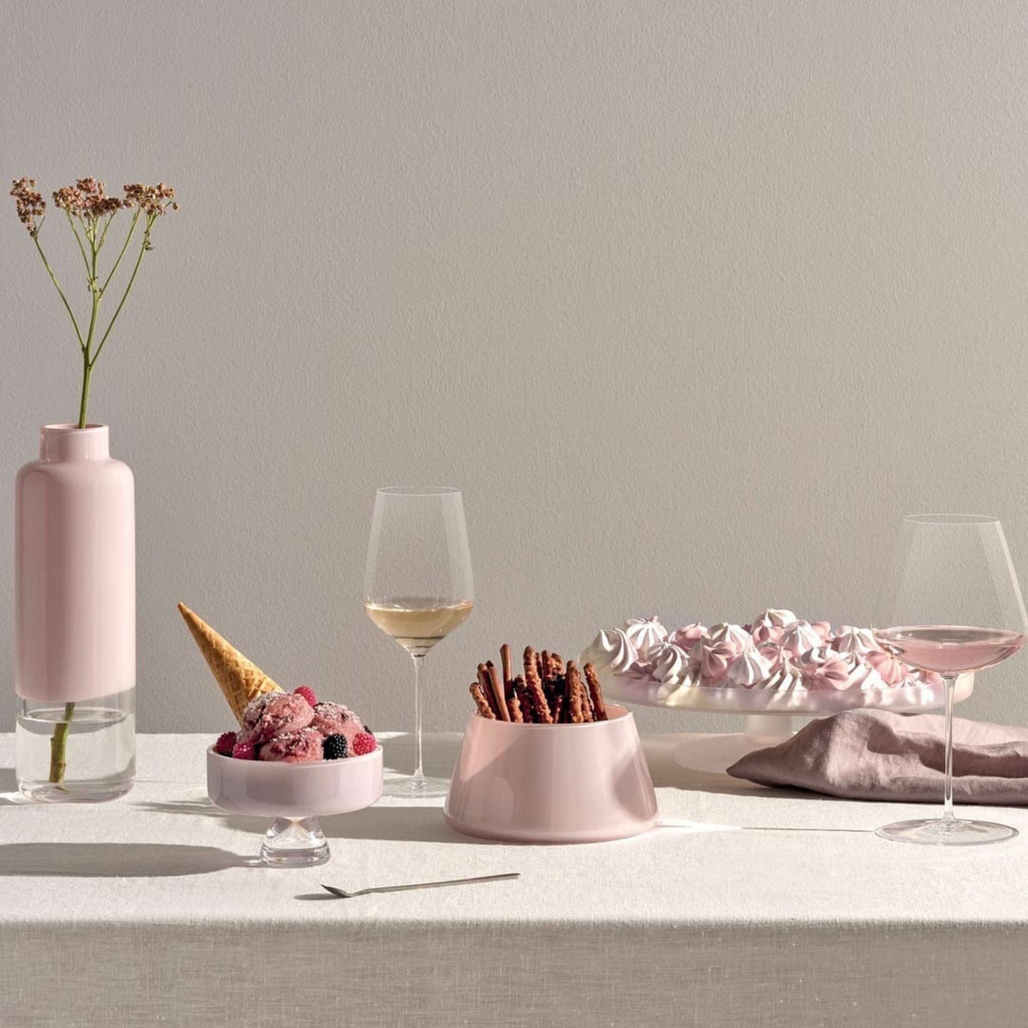 Stielgläser auf gedecktem Esstisch