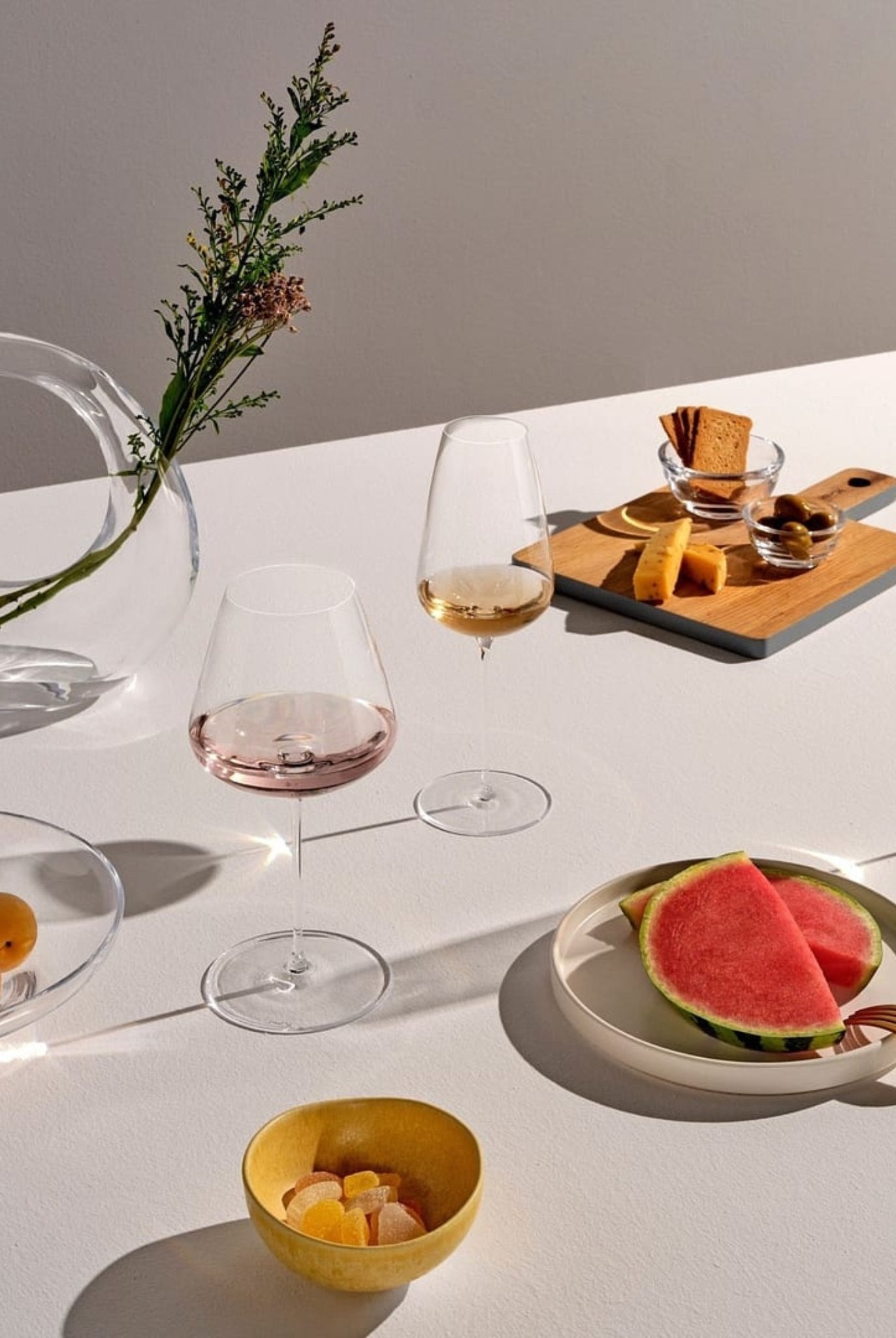 Stielgläser auf gedecktem Esstisch