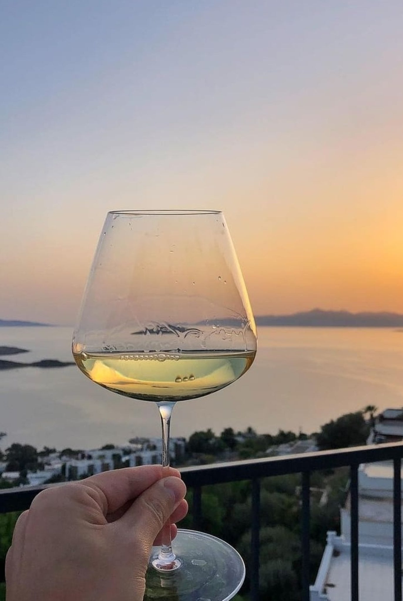 Weißweinglas in Urlaubsatmosphäre