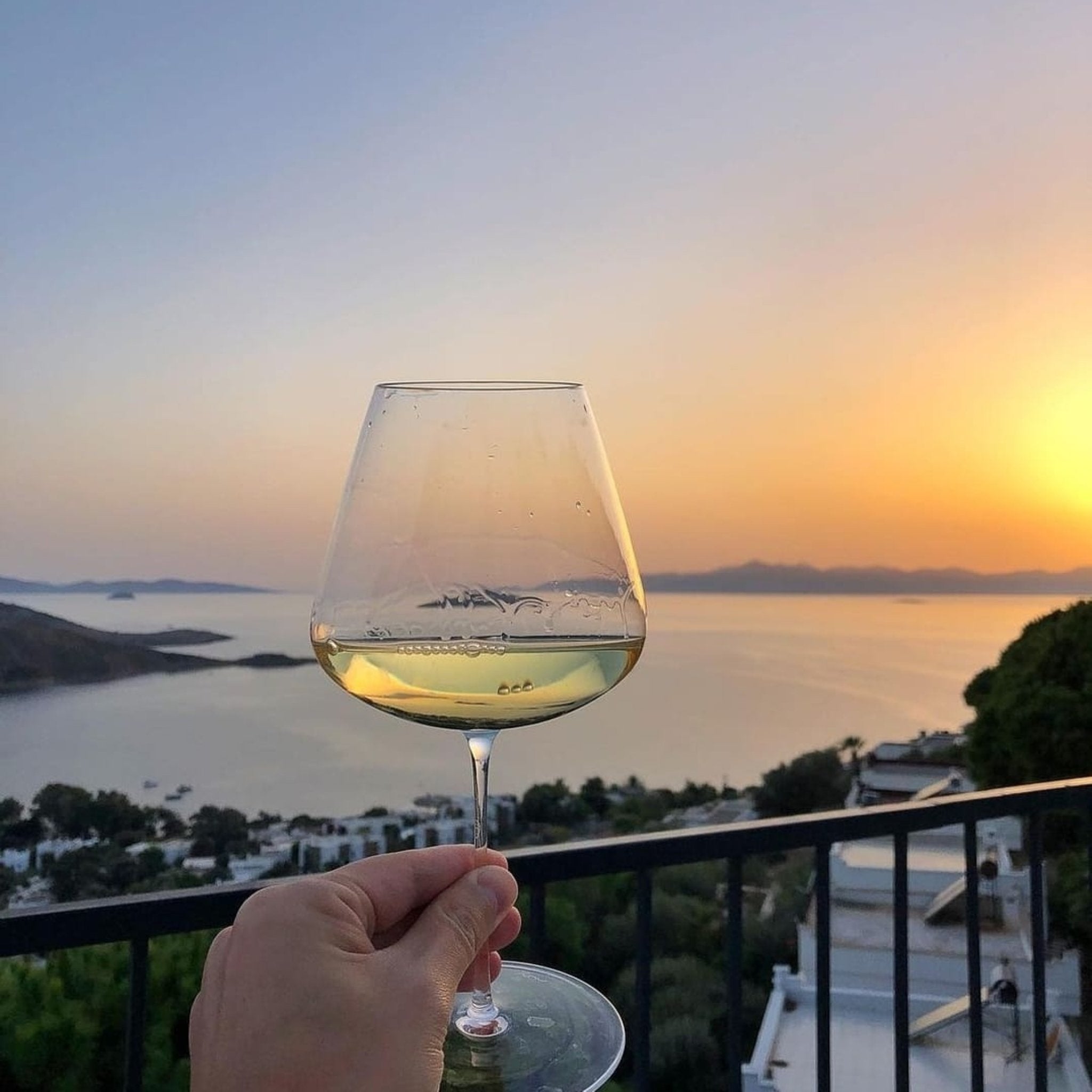 Weißweinglas in Urlaubsatmosphäre