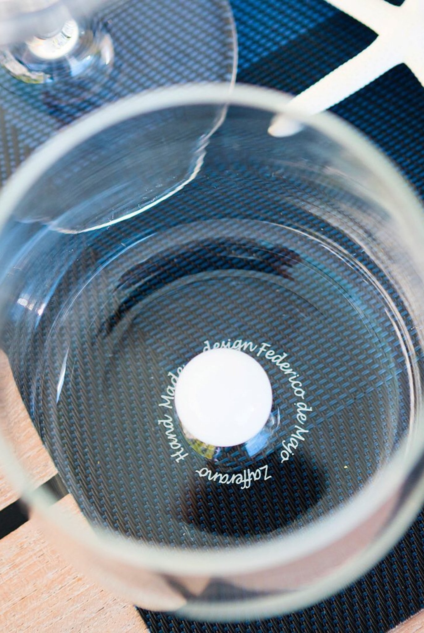 Zafferano Trinkglas Bilia mit weißer Murmel im Inneren