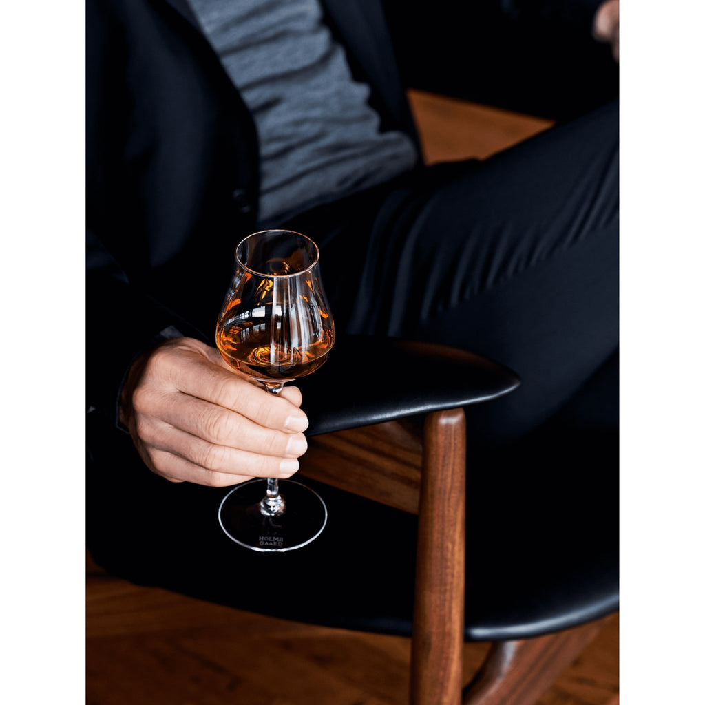 Aperitifglas in transparent mit Aperitif gefüllt von Person in Hand gehalten