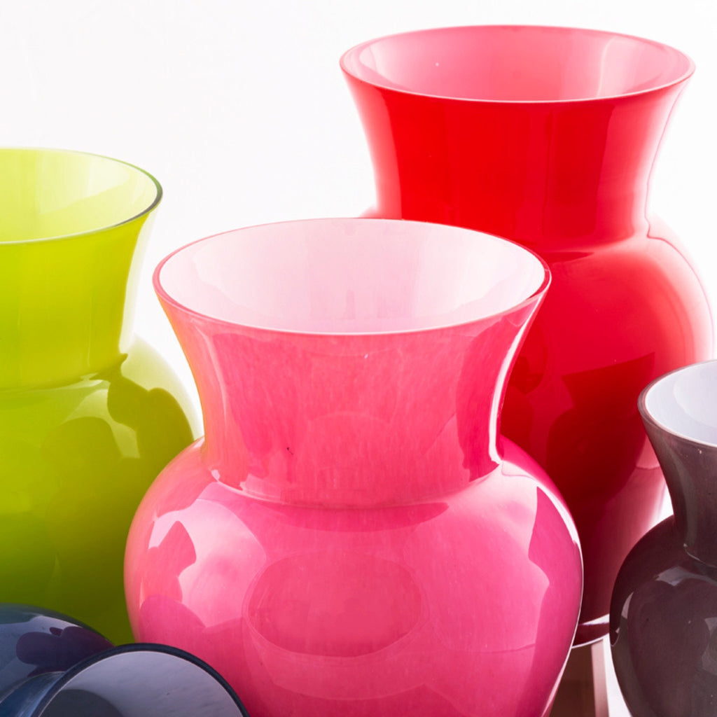 Blumenvasen aus Glas in den Farben apfelgrün, pink, rot und dunkelrot