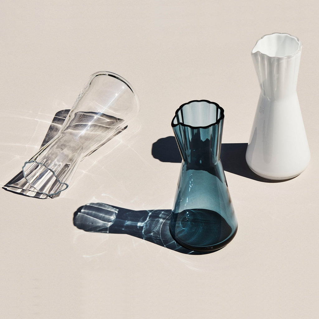 Karaffen transparent, stahlblau und weiß