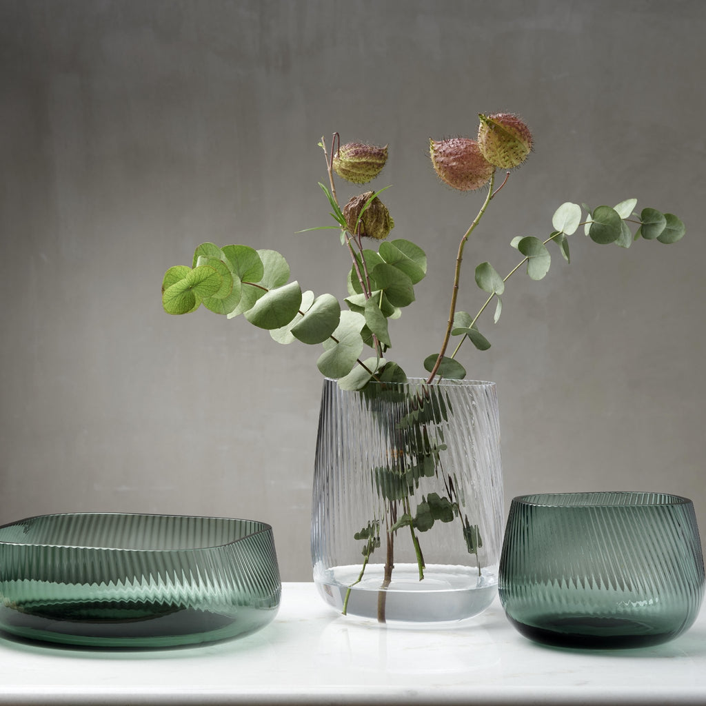 Vasen in grün und transparent mit Blumen bestückt