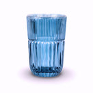 Blaues Trinkglas "Qualcosa d'Antico Tumbler Alto" von Livellara, mundgeblasen und stilvoll designt.