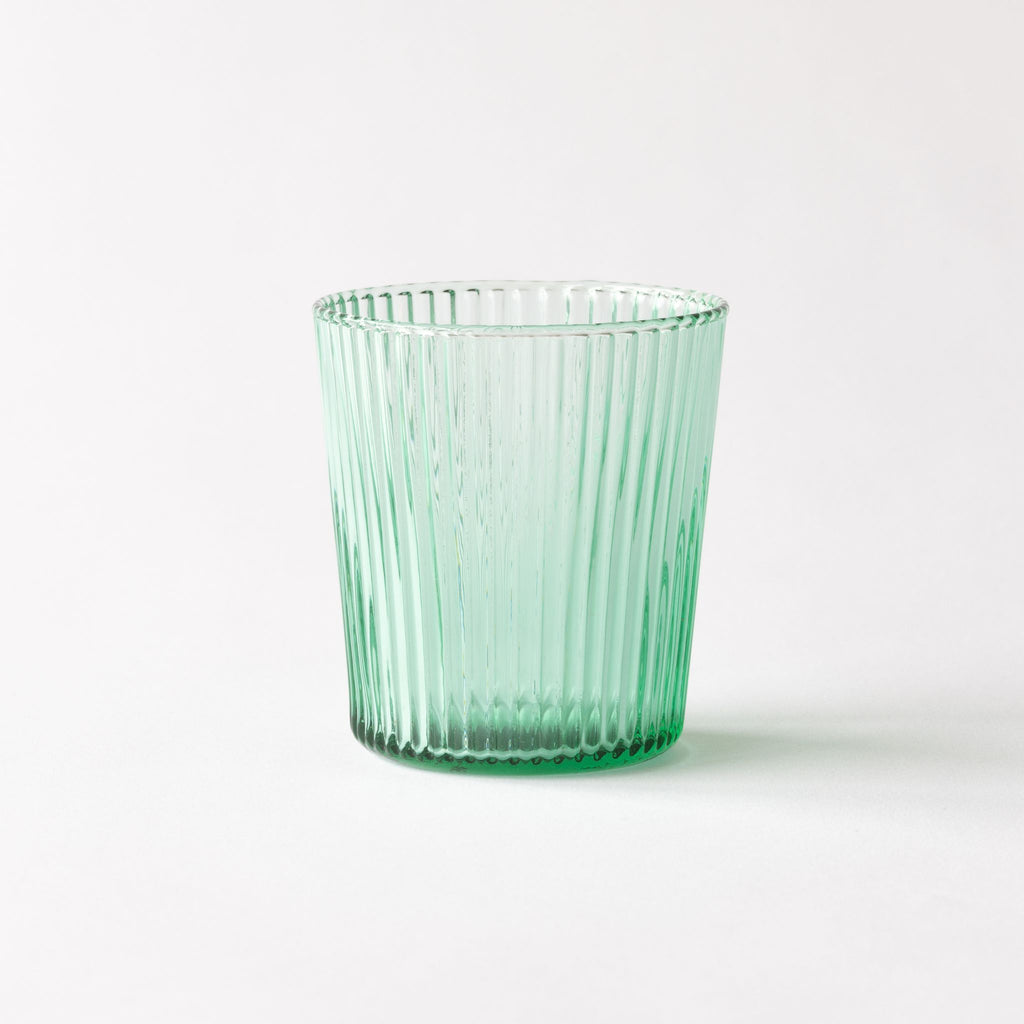 Grünes Trinkglas Paveau mit rillenrelief Muster von Paveau 