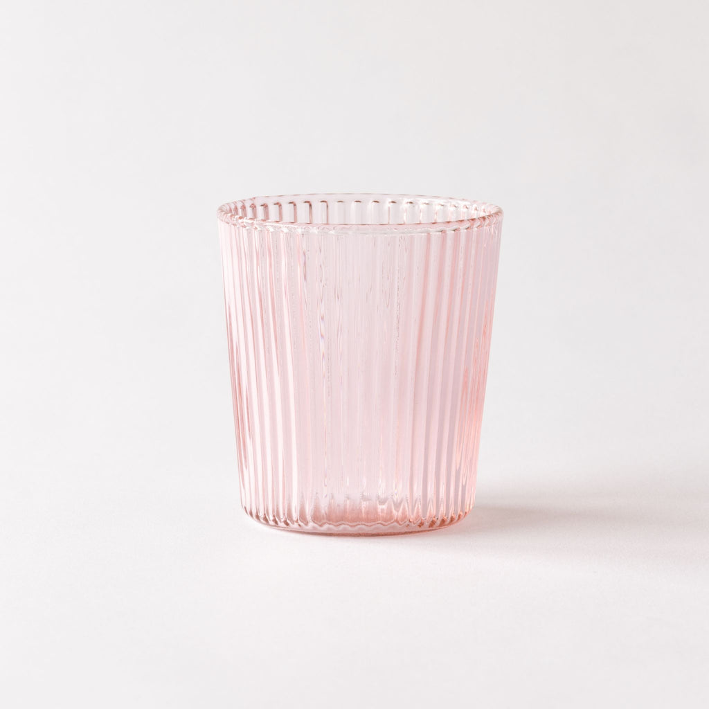 Pinkes Trinkglas Paveau mit rillenrelief Muster von Paveau 