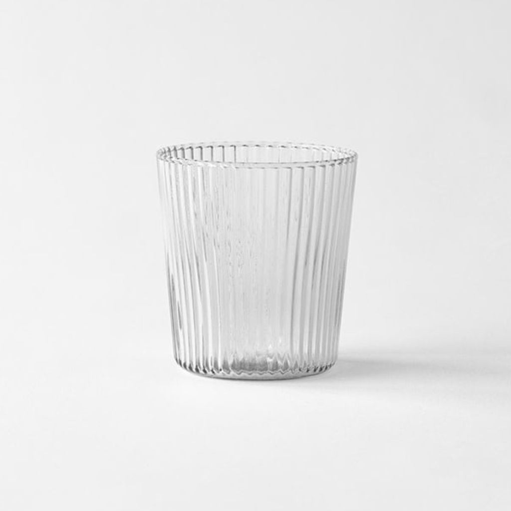 Transparentes Trinkglas Paveau mit Rillenrelief Muster von Paveau 