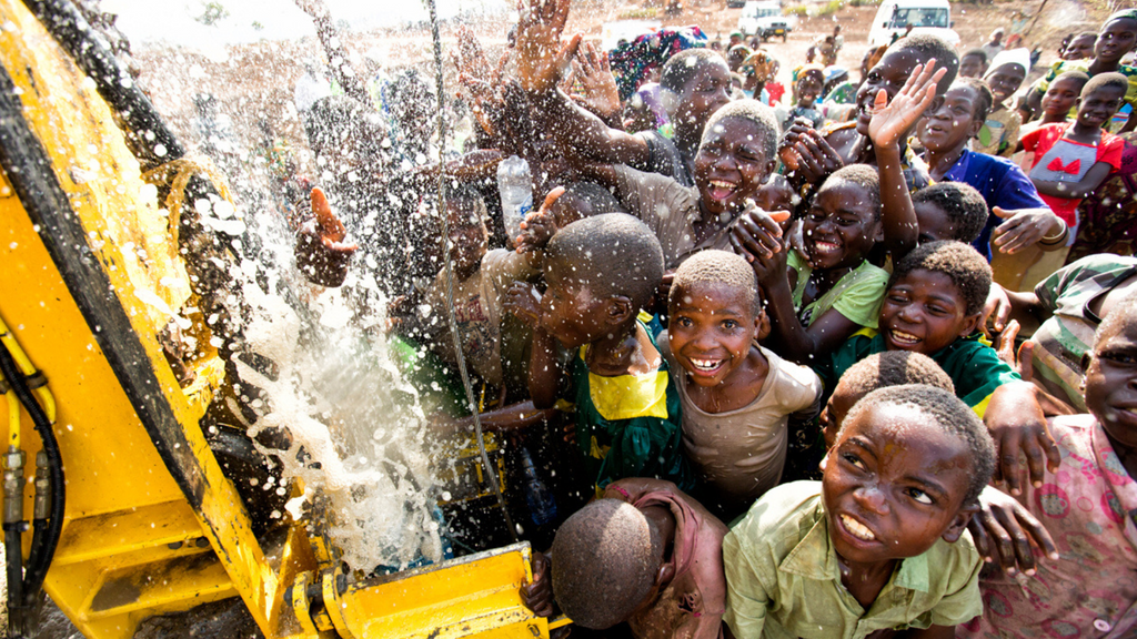 Paveau Wasserflaschen unterstützen Charity: Wasser für Wasserzugänge für jeden Menschen auf der Welt