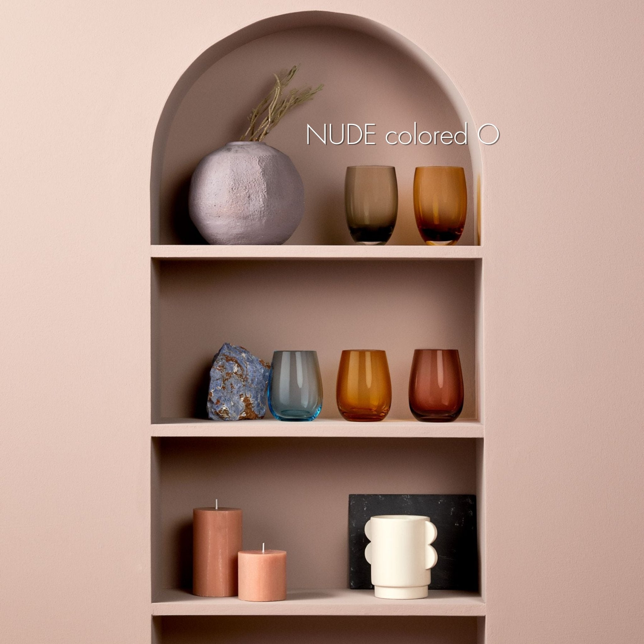 Trinkgläser im pinkem Regal aufgereiht