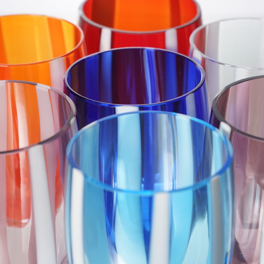 Trinkgläser in Farbe rot, amber, transparent, blau, aqua und amethyst mit weißen Streifen im Glas