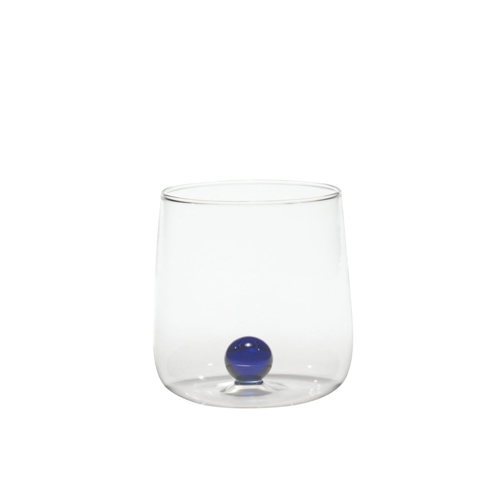 Trinkglas transparent mit blauer Murmel im Inneren