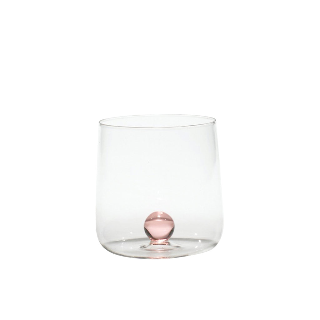 Trinkglas transparent mit pinker Murmel im Inneren