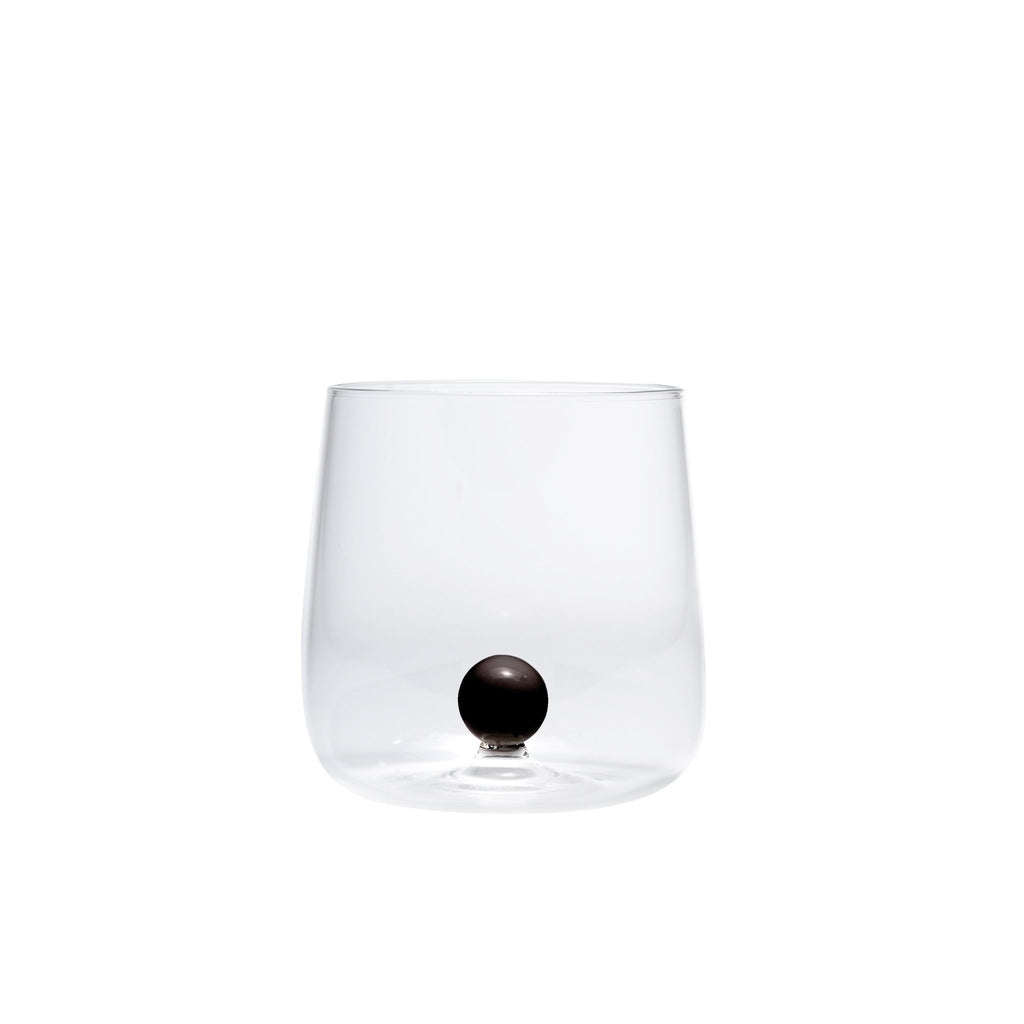 Trinkglas transparent mit schwarzer Murmel im Inneren