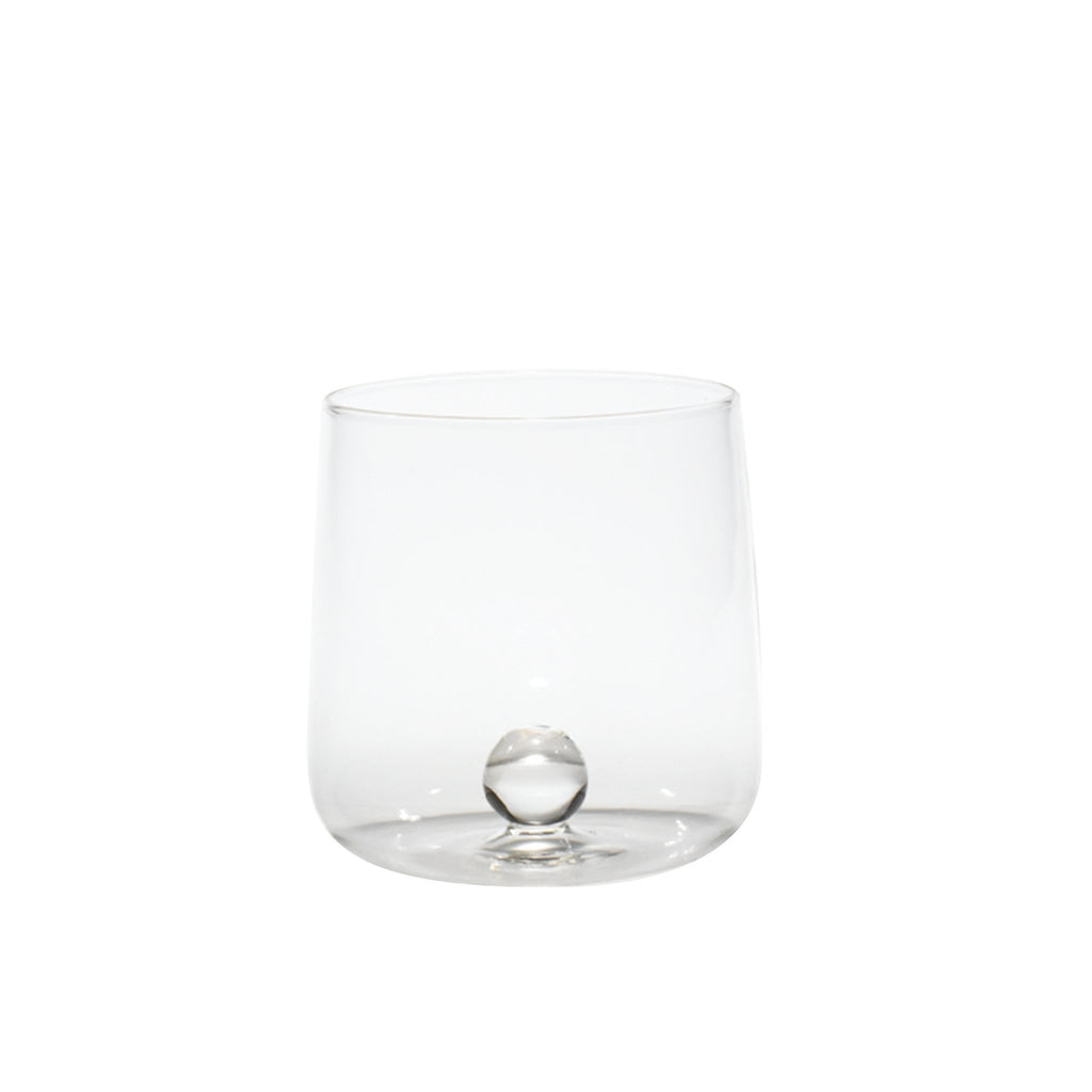 Trinkglas transparent mit transparenter Murmel im Inneren
