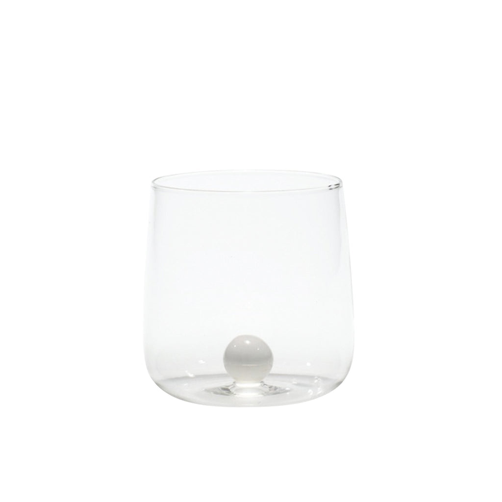 Trinkglas transparent mit weißer Murmel im Inneren
