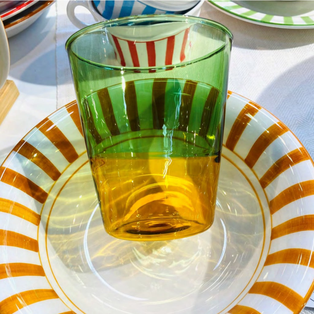 Trinkglas in den Farben hellgrün und lemon