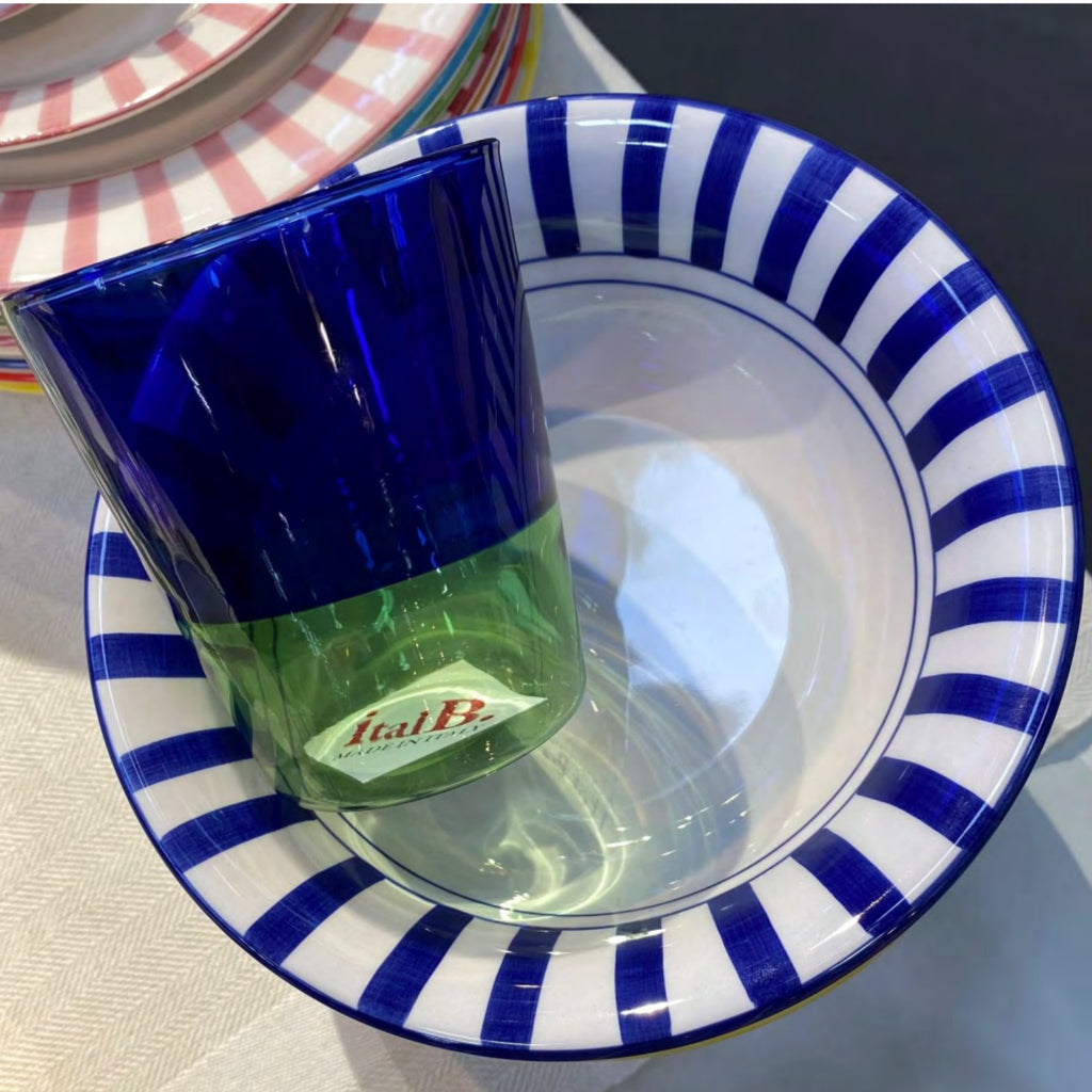 Trinkglas in den Farben royalblau und hellgrün
