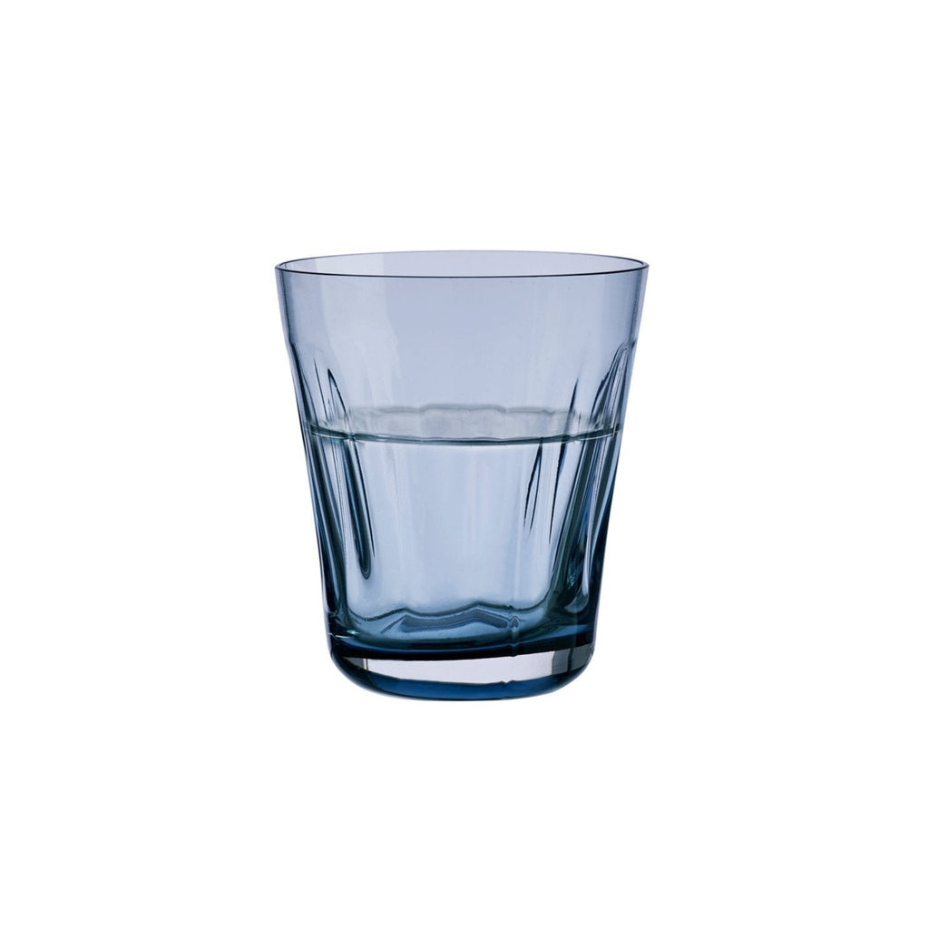Trinkglas stahlblau gefüllt