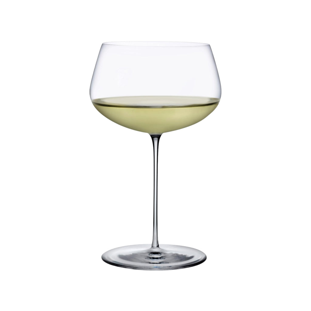 Weißweinglas transparent mit Weißwein gefüllt
